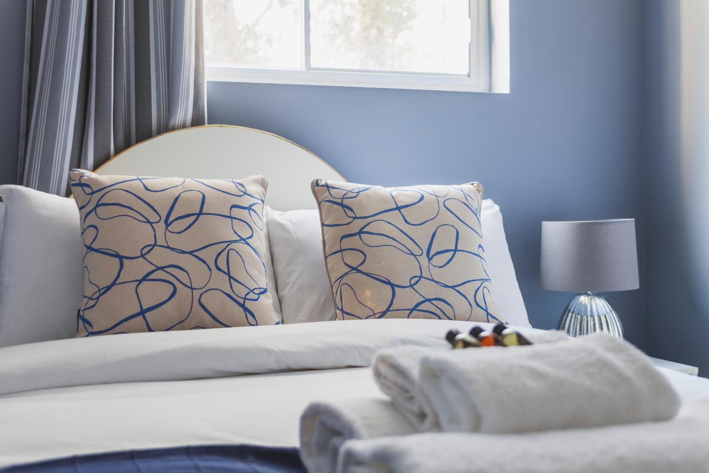 Couple's getaway 1BDR apt near Holland Park