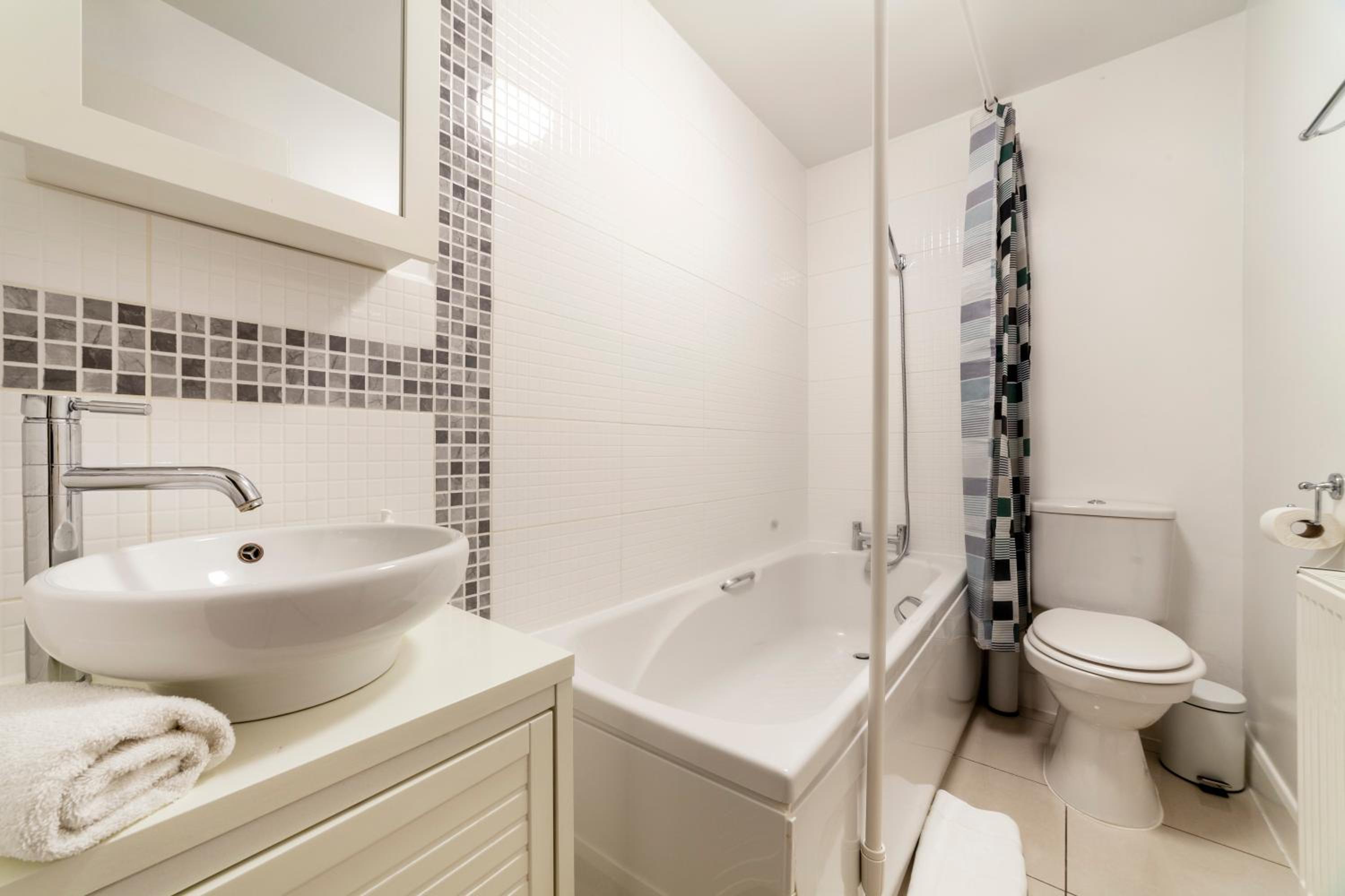 Couple's getaway 1BDR apt near Holland Park