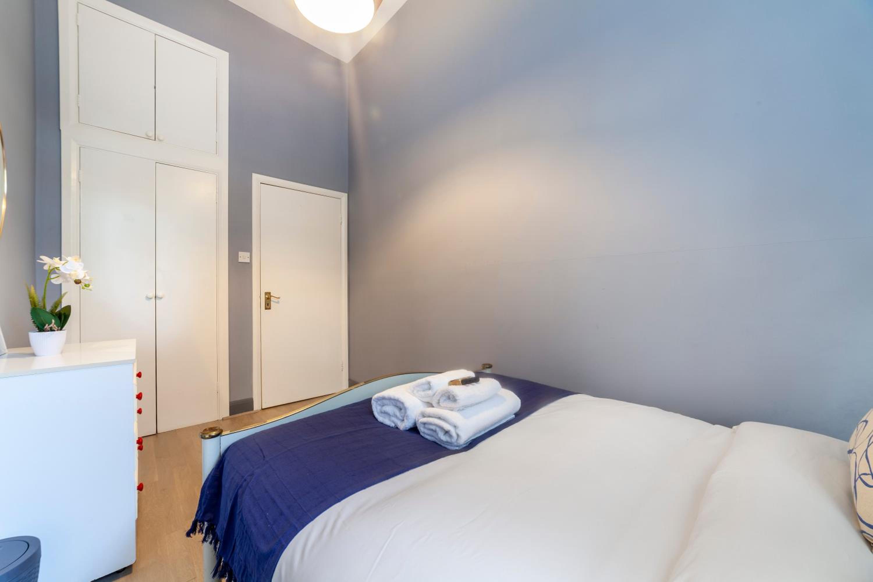 Couple's getaway 1BDR apt near Holland Park