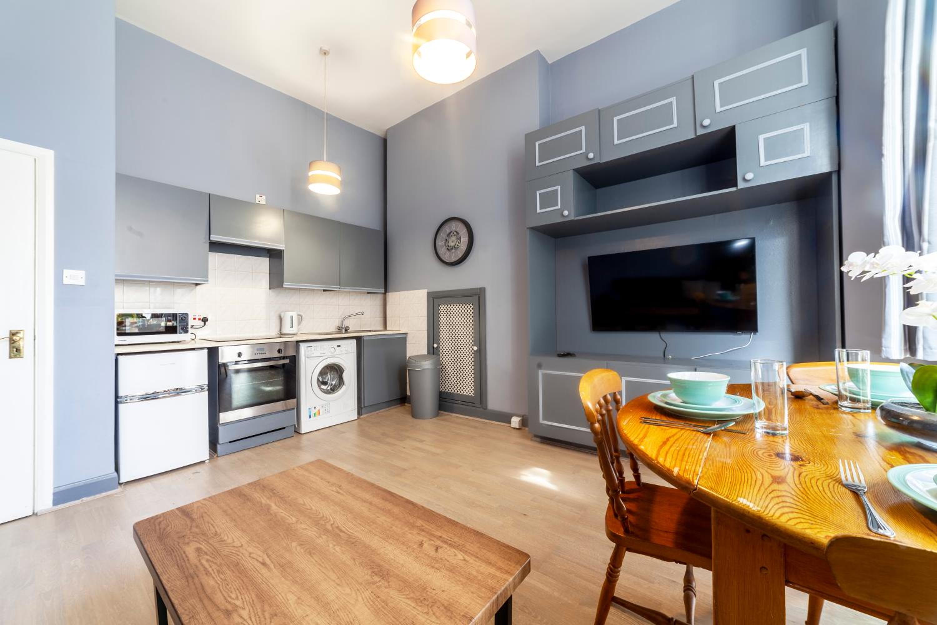 Couple's getaway 1BDR apt near Holland Park