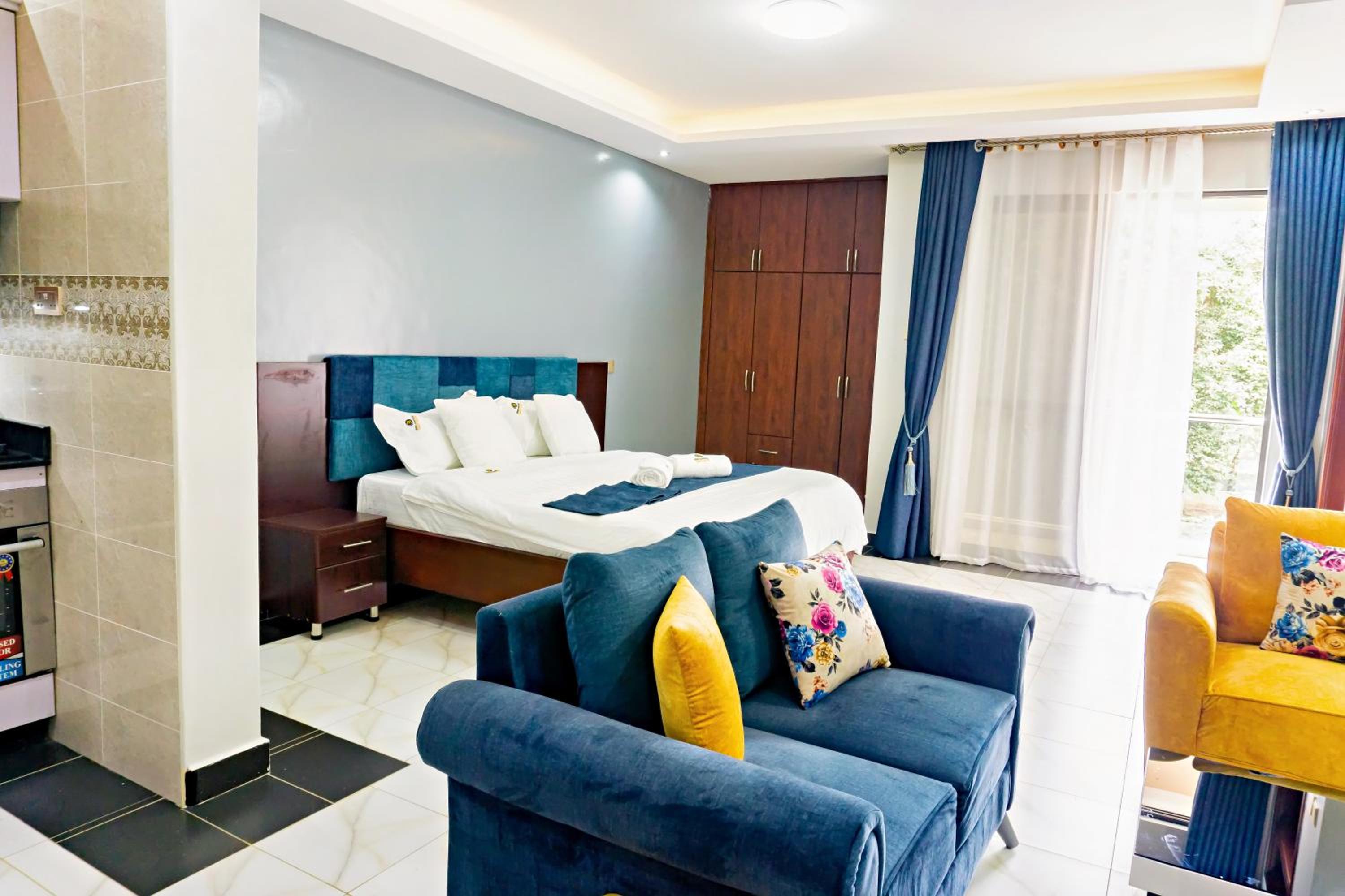Crown Elegance Suites