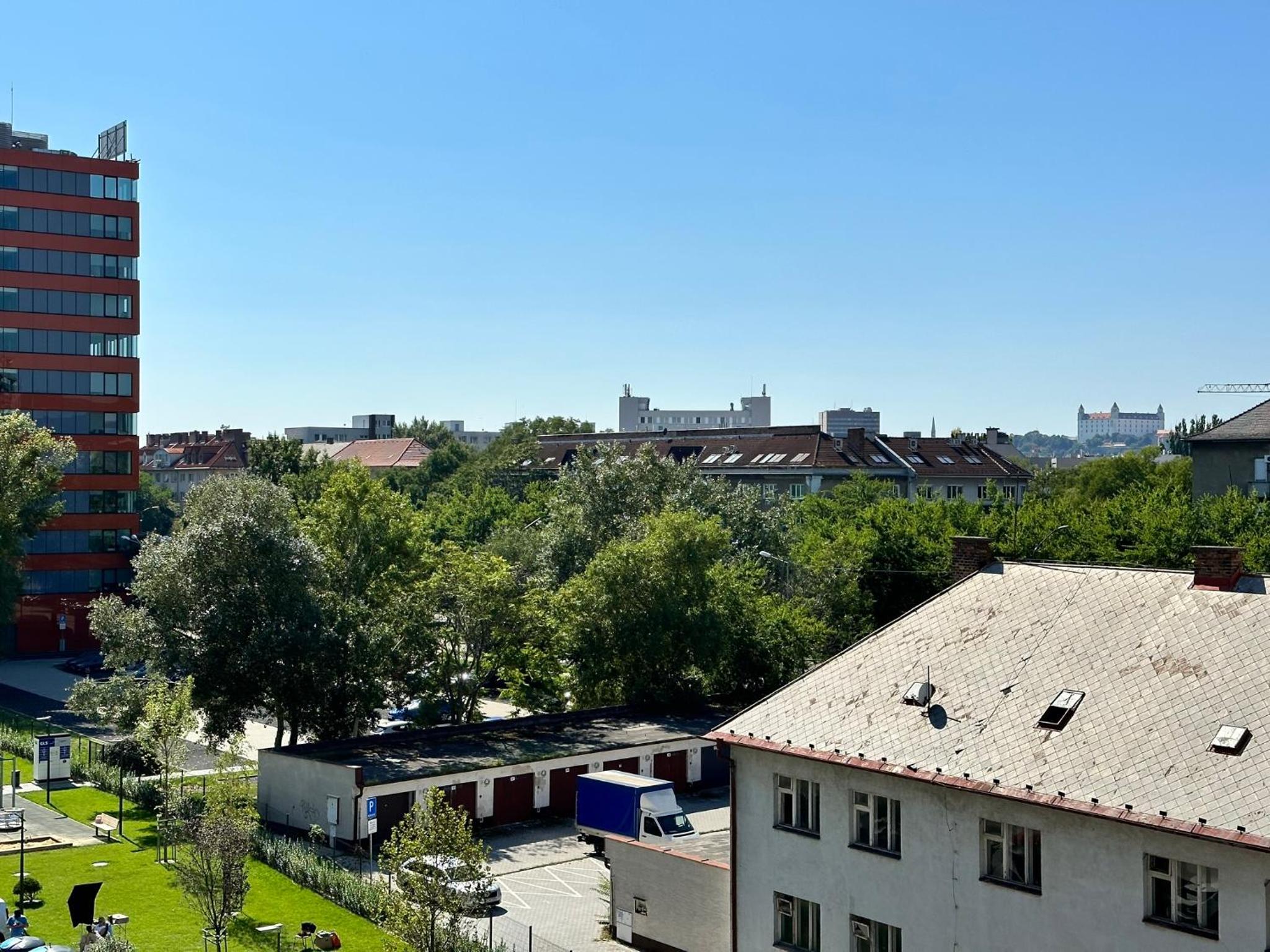 Nivy, parkovanie, blizko centra view 5