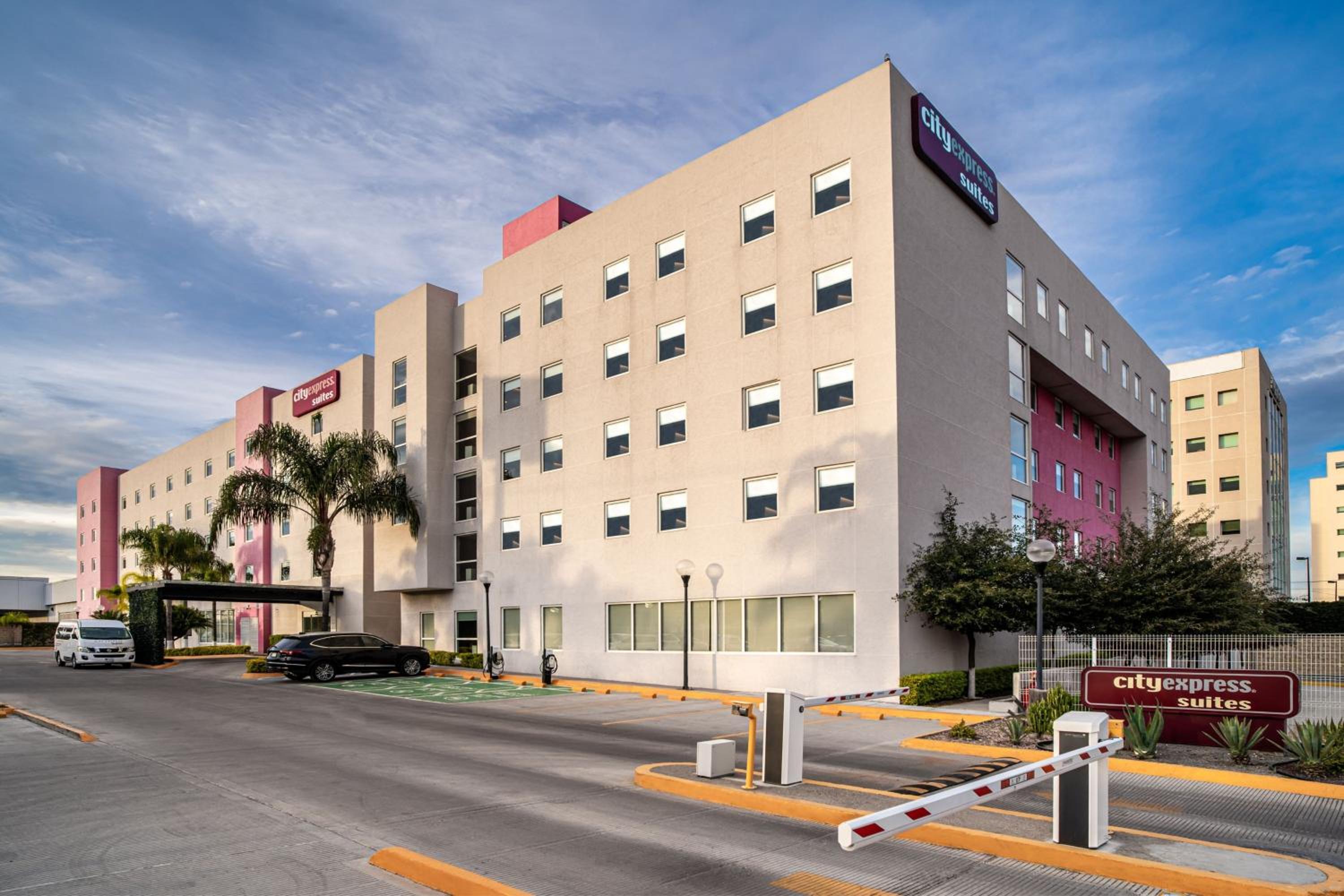 Hotel City Express Suites by Marriott Queretaro - Image 1