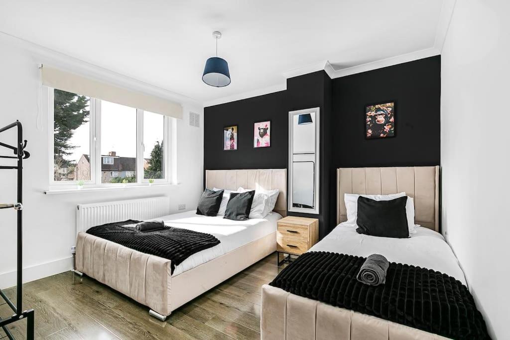 Luxury Large House With Games Room Sleeps Up to 12 view 2
