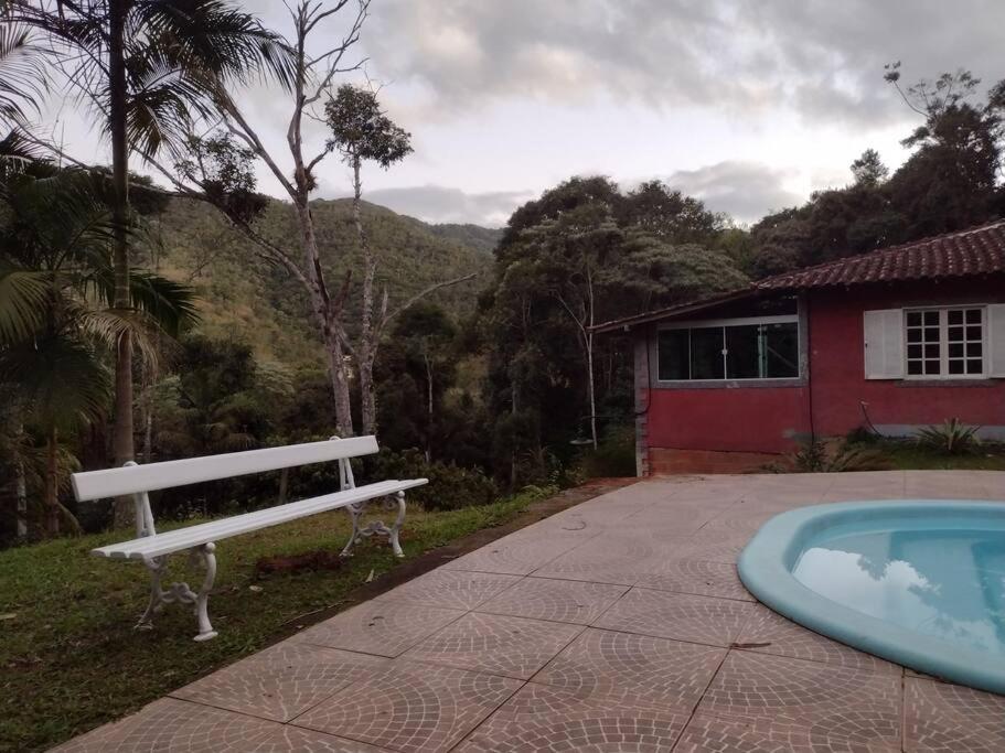 Contemplar a natureza, ouvir os pássaros, relaxar.