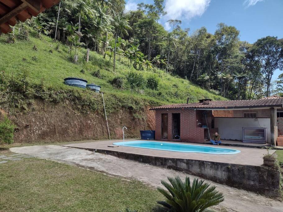 Contemplar a natureza, ouvir os pássaros, relaxar.