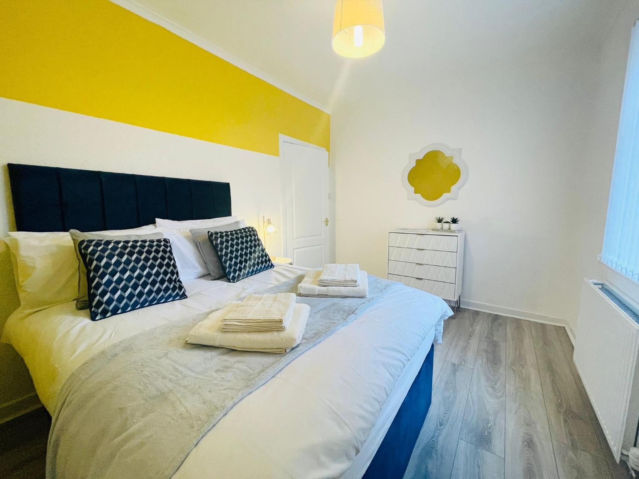 Stylish 2-Bed Apartment in Greenock - Sleeps 6 view 3