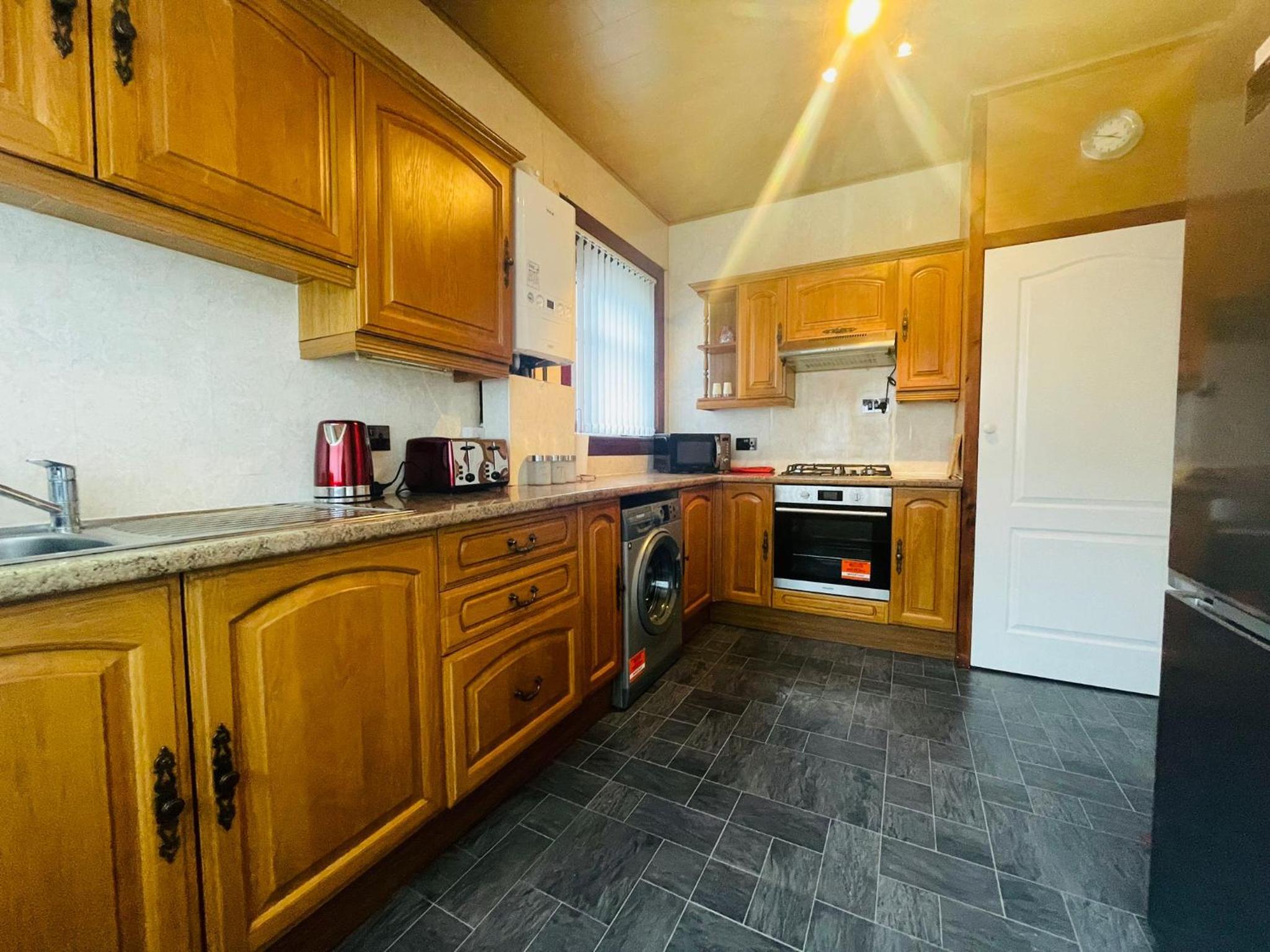 Stylish 2-Bed Apartment in Greenock - Sleeps 6 view 4