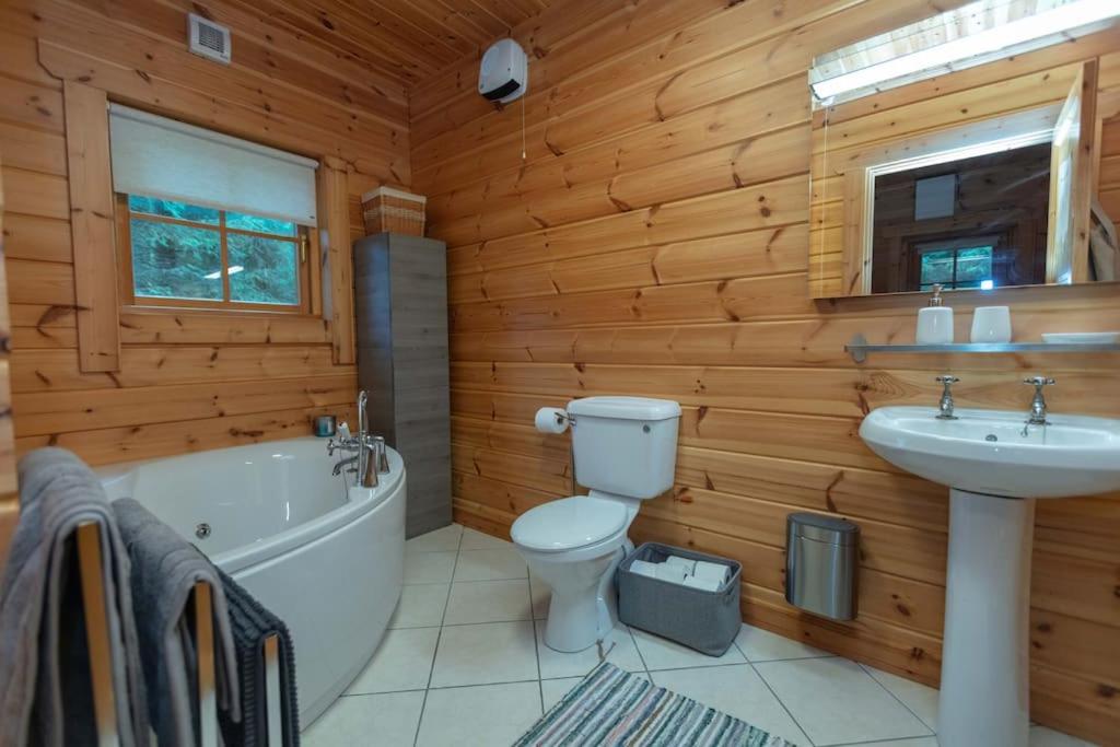 Large Luxury Log Cabin Getaway en Ballyconnell