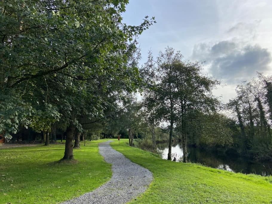 Large Luxury Log Cabin Getaway en Ballyconnell