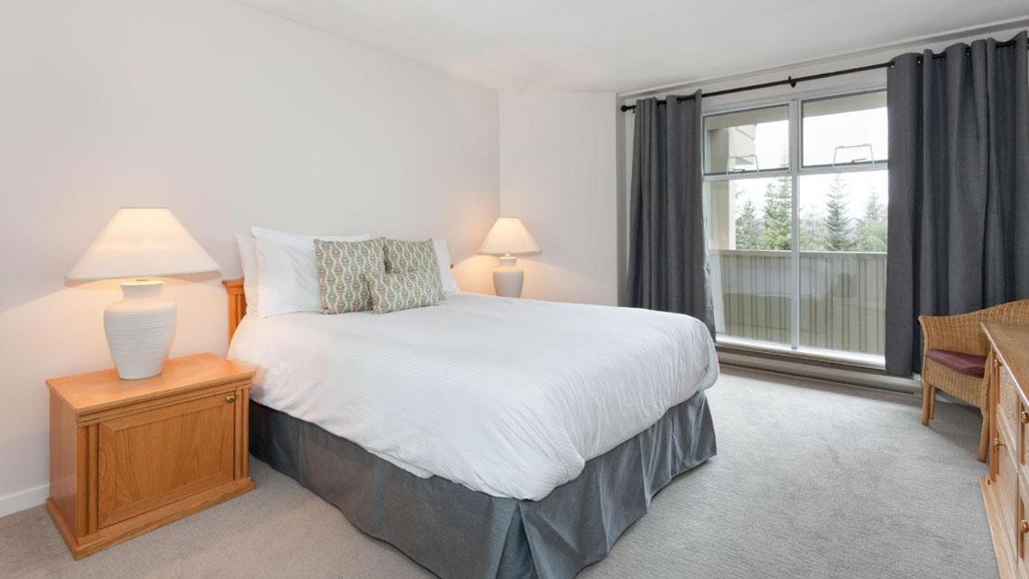 Woodrun Lodge 517 | Large Ski-In Ski-Out Condo by Upper Village w/ Mountain Views & Shared Hot Tub