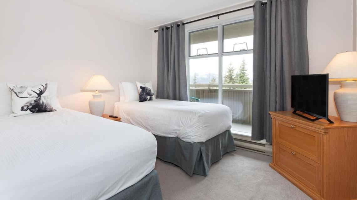 Woodrun Lodge 517 | Large Ski-In Ski-Out Condo by Upper Village w/ Mountain Views & Shared Hot Tub