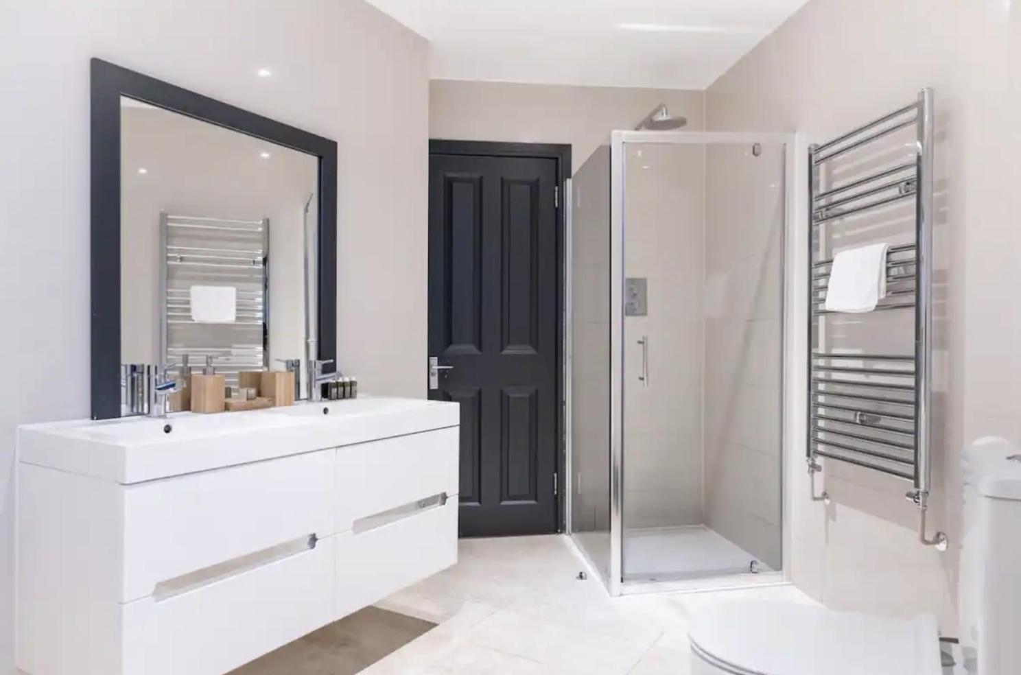 Bright and Spacious - 2 Bed Flat with Jacuzzi view 2