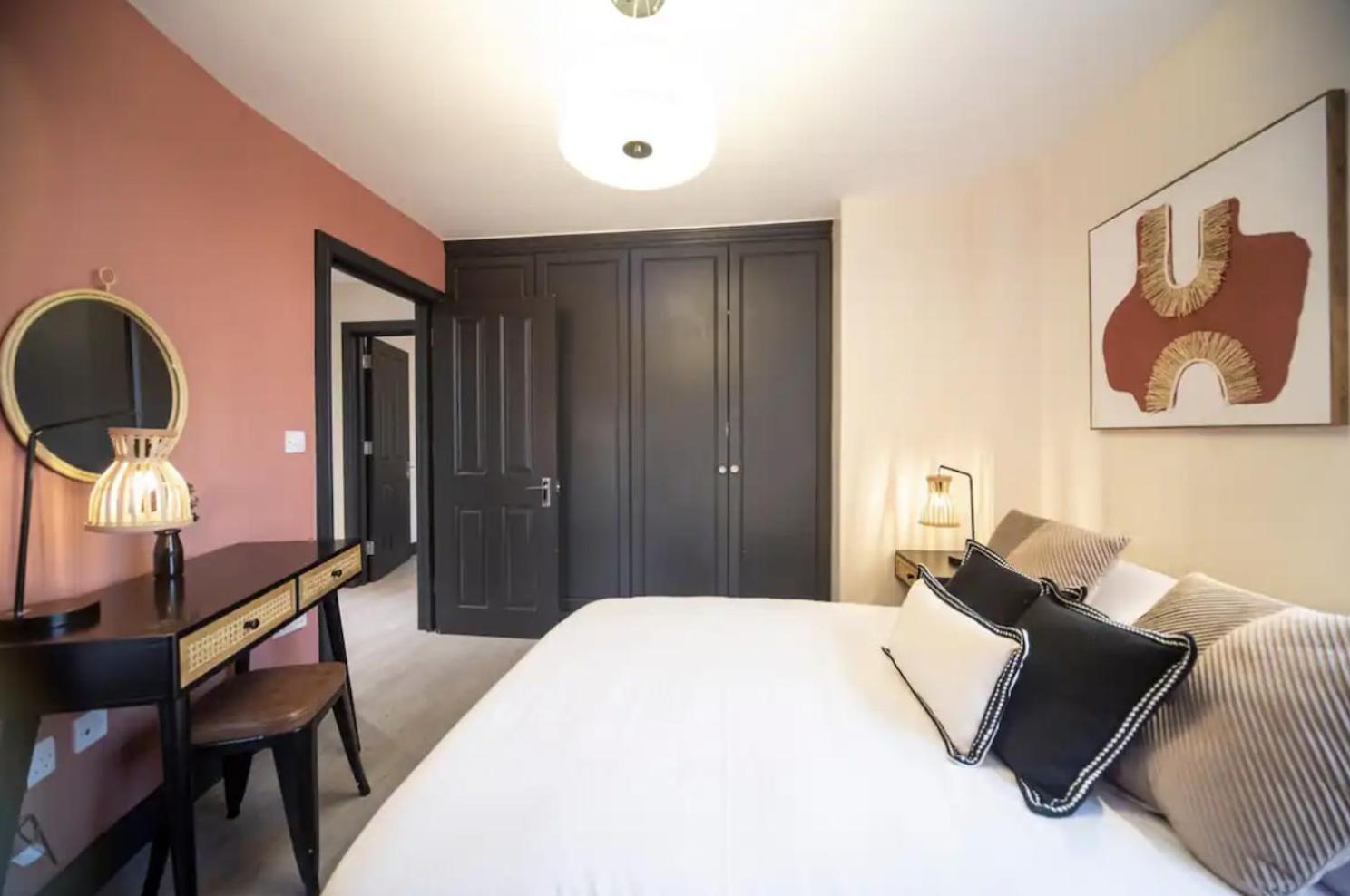 Bright and Spacious - 2 Bed Flat with Jacuzzi view 3