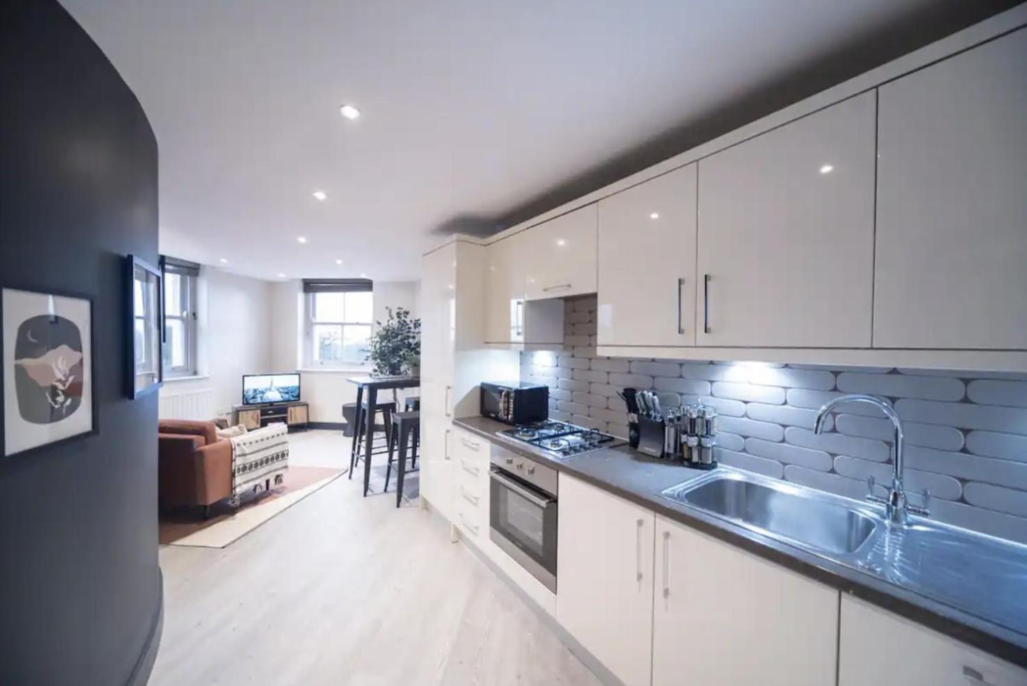 Bright and Spacious - 2 Bed Flat with Jacuzzi view 4