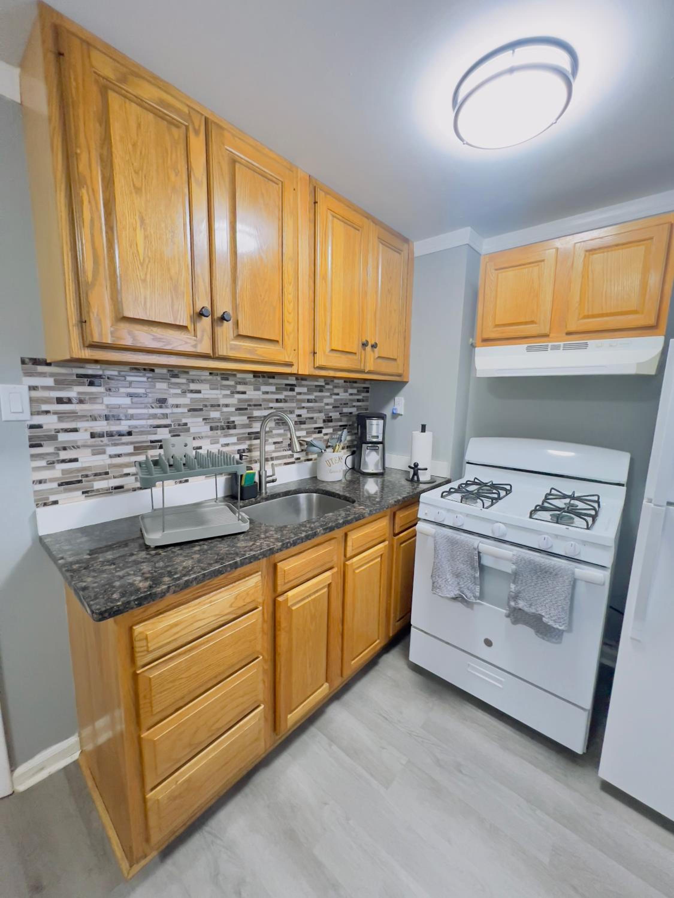 Modern 1BR Near Hospitals - Office, Laundry, Wi-Fi view 5