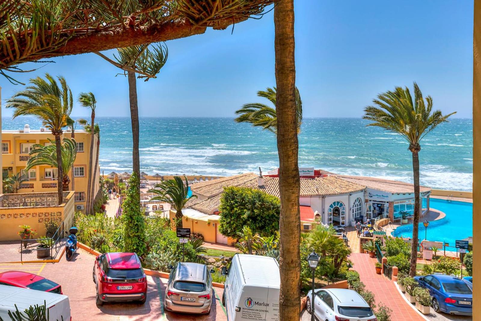 Beachfront Doña Lola Apartment