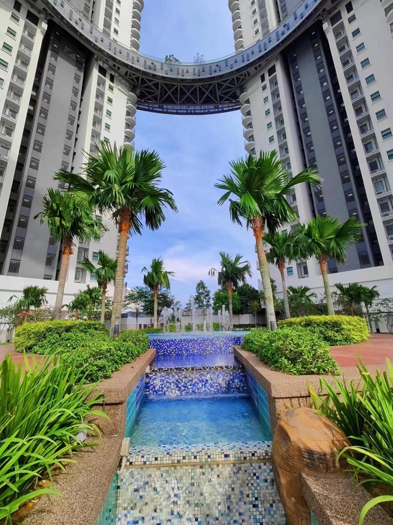 Central KL City Condo with Balcony Infinity Pool & LRT MRT & KLCC Mall Access