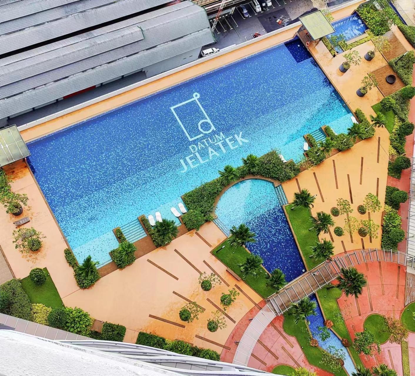 Central KL City Condo with Balcony Infinity Pool & LRT MRT & KLCC Mall Access