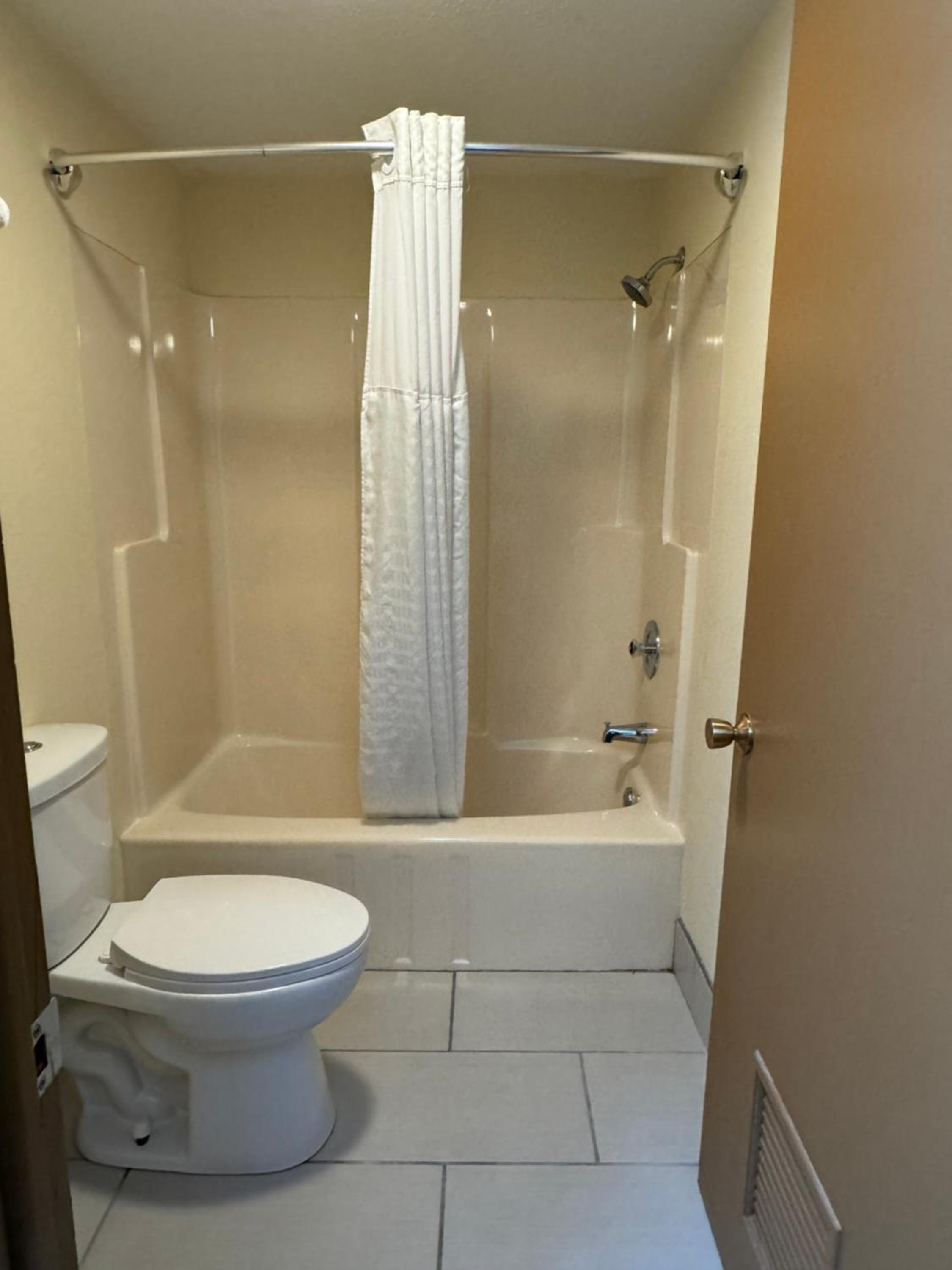 Scottish Inn & Suites - Eau Claire