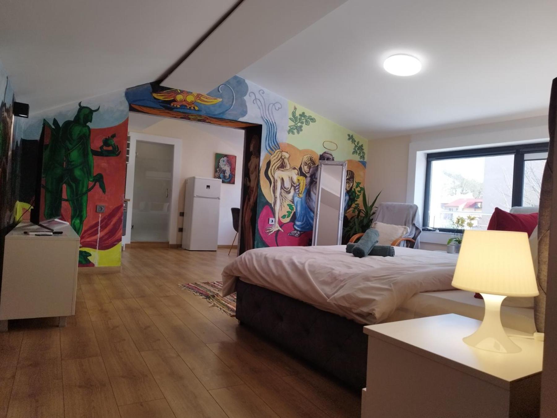 Artistic Loft Panoramic View Top Center