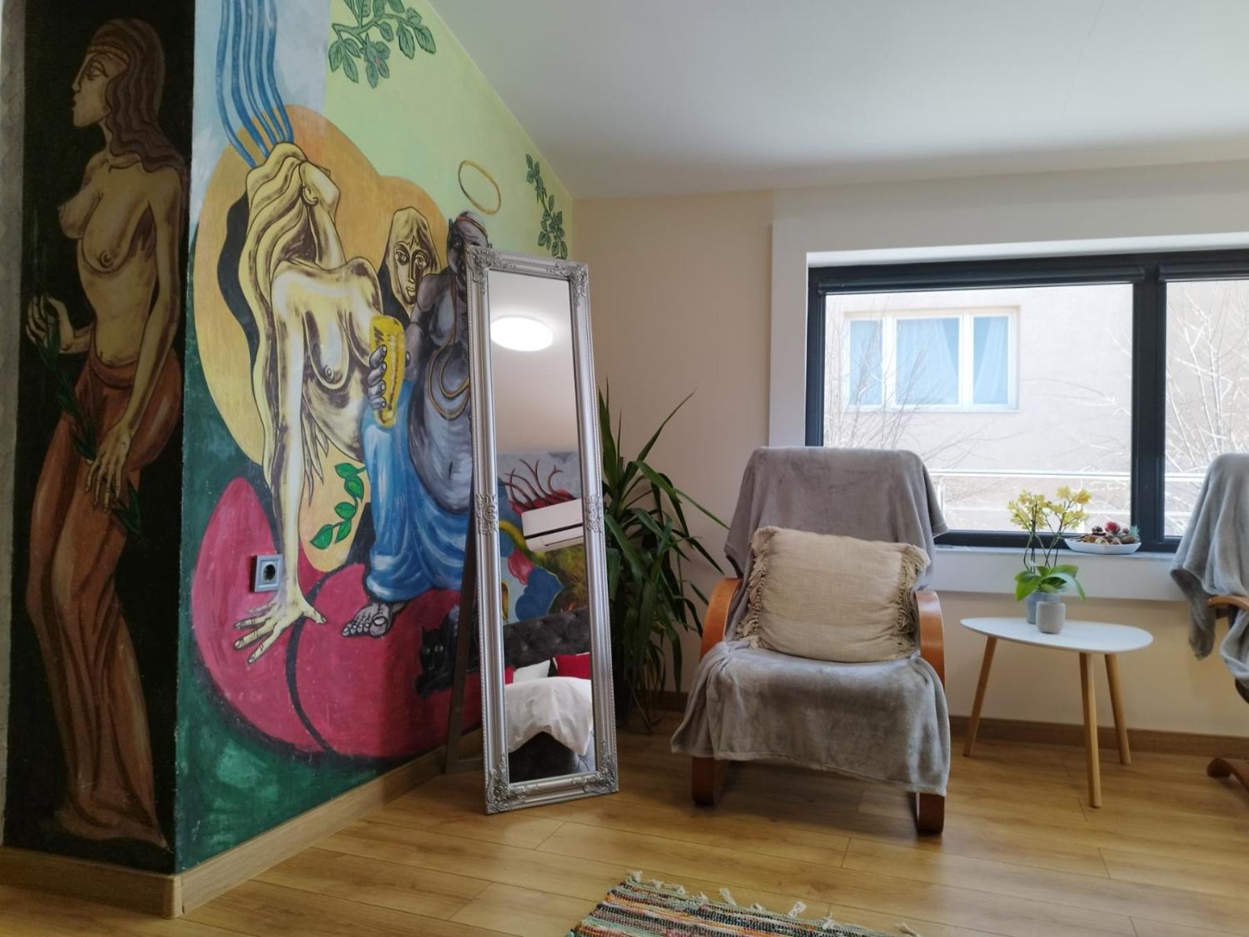 Artistic Loft Panoramic View Top Center