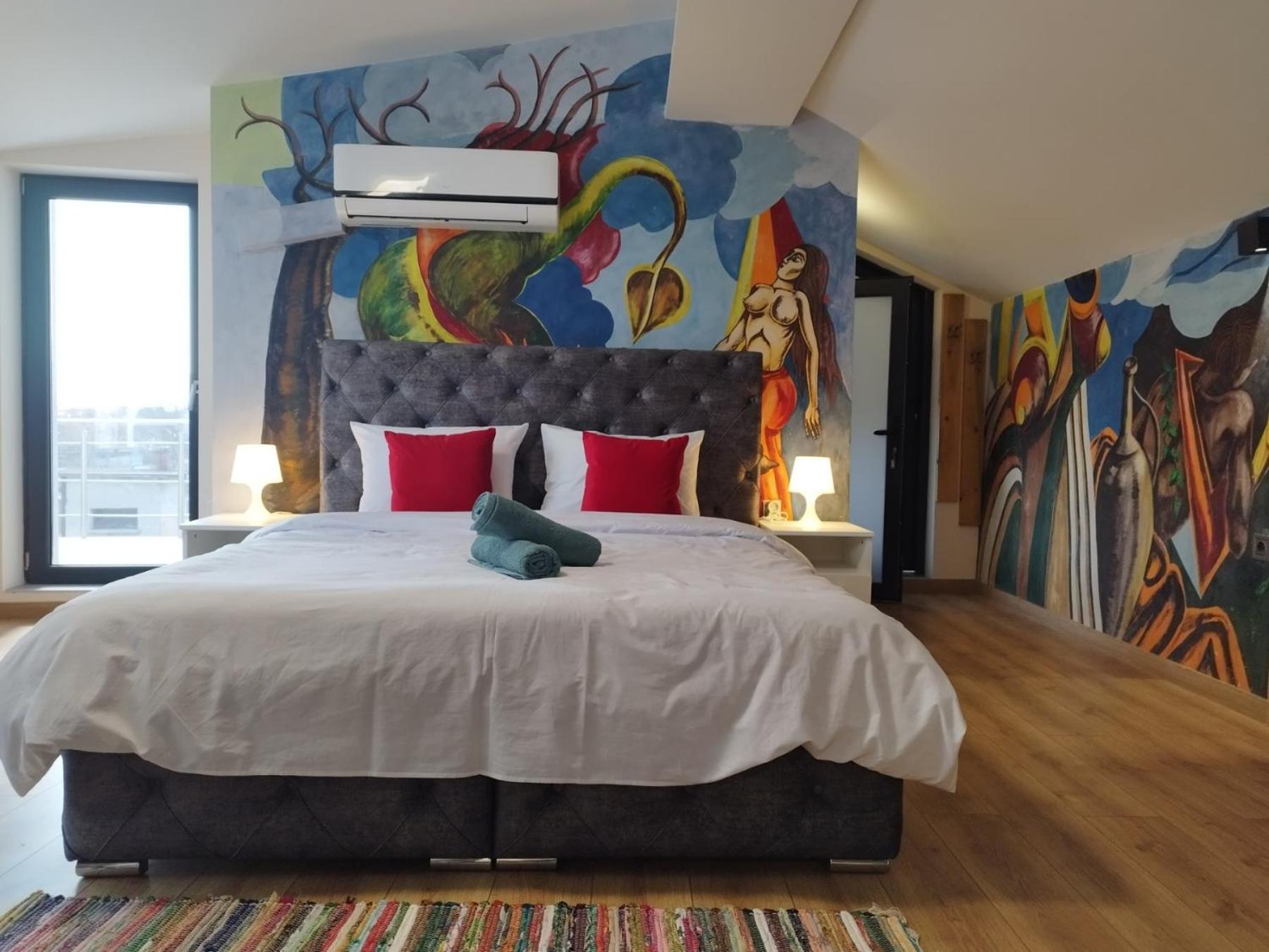 Artistic Loft Panoramic View Top Center