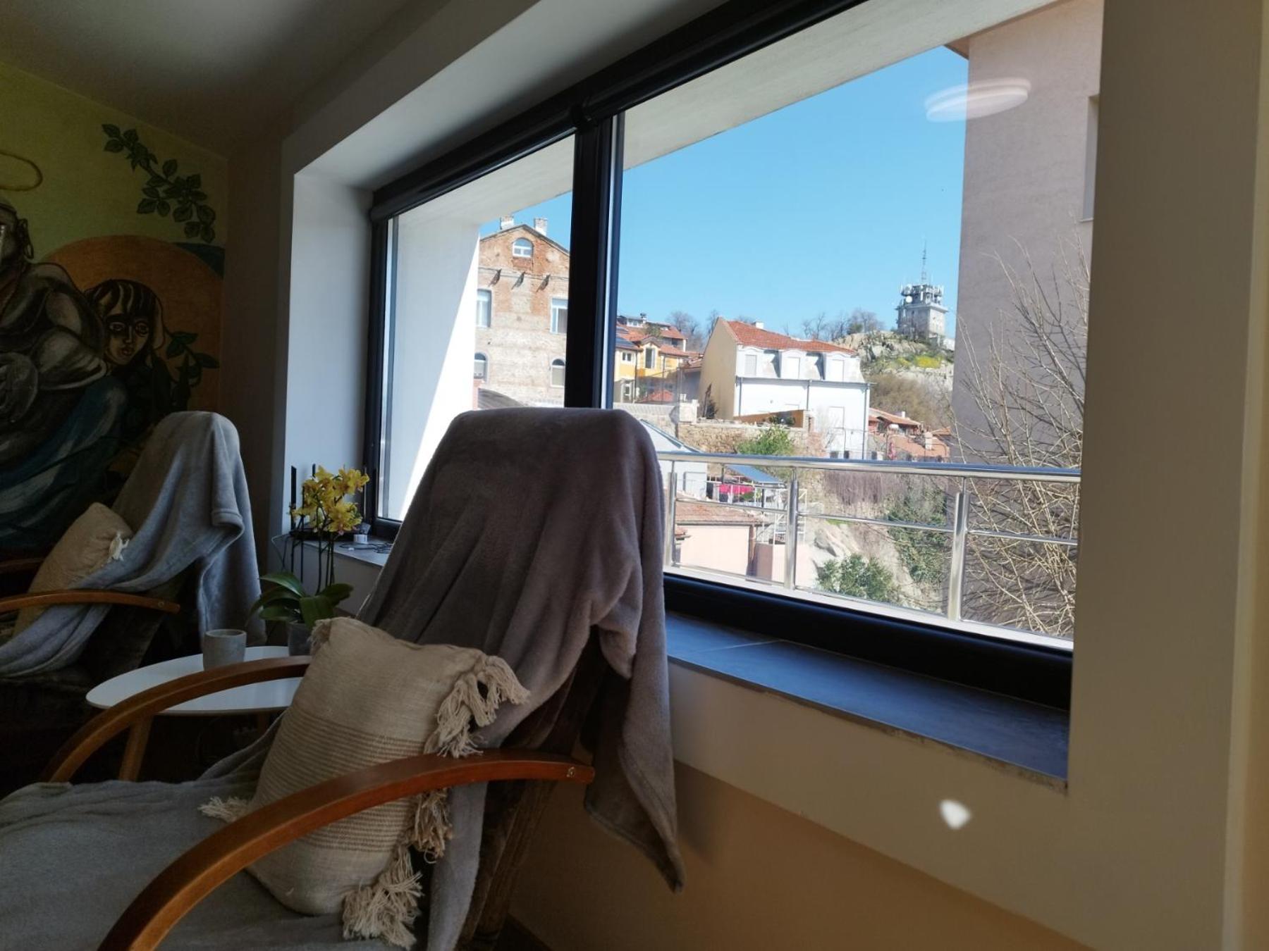 Artistic Loft Panoramic View Top Center