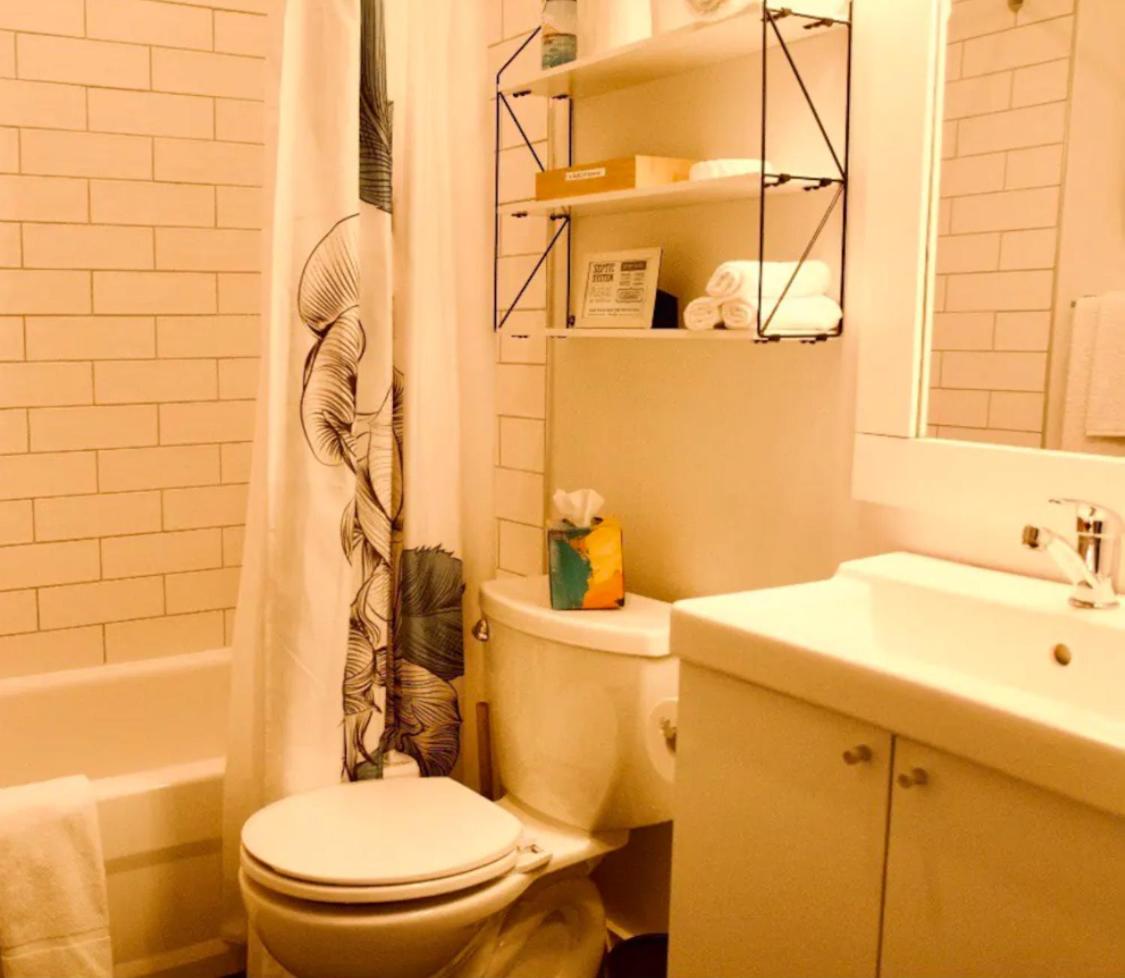 Sungate on Salt Spring - Luxurious Suite with Cedar Hot Tub & View