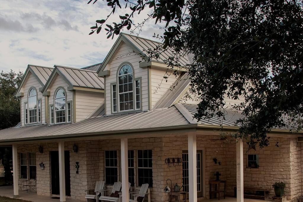 Encino Viejo (Old Oak)-Ranch Style Home on 5 Acres in Austin, US