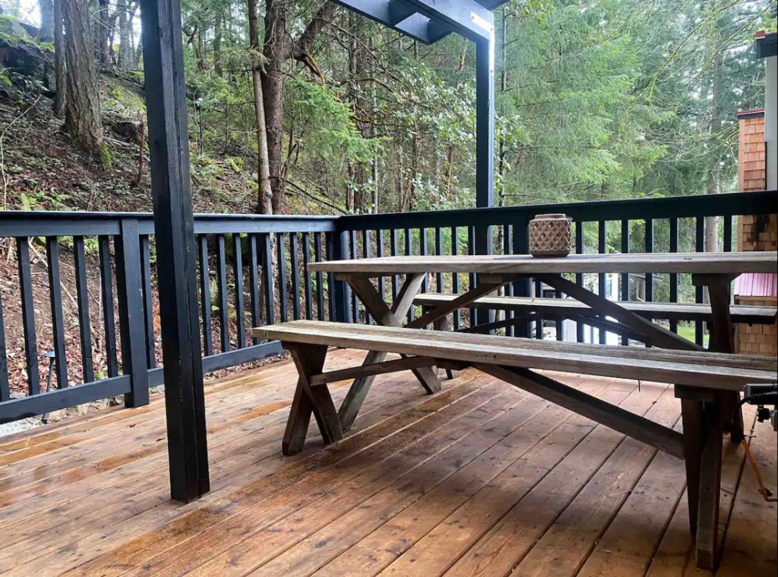 Sungate on Salt Spring - Luxurious Suite with Cedar Hot Tub & View