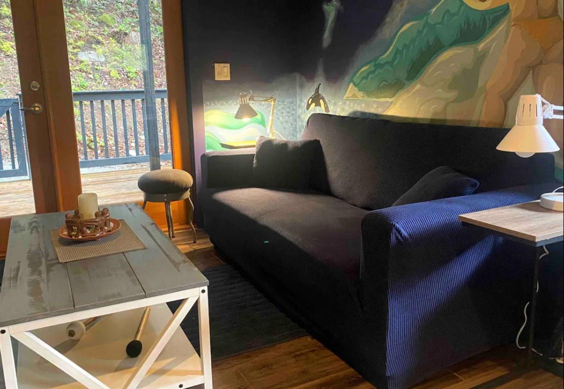 Sungate on Salt Spring - Luxurious Suite with Cedar Hot Tub & View