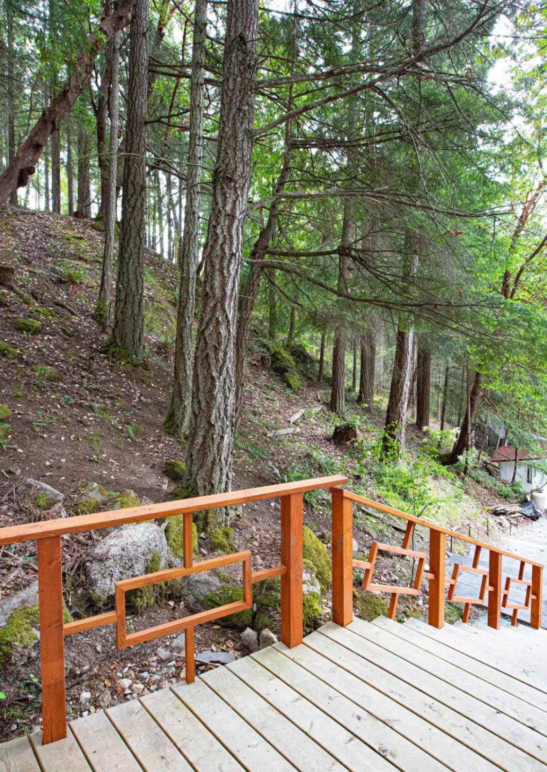 Sungate on Salt Spring - Luxurious Suite with Cedar Hot Tub & View