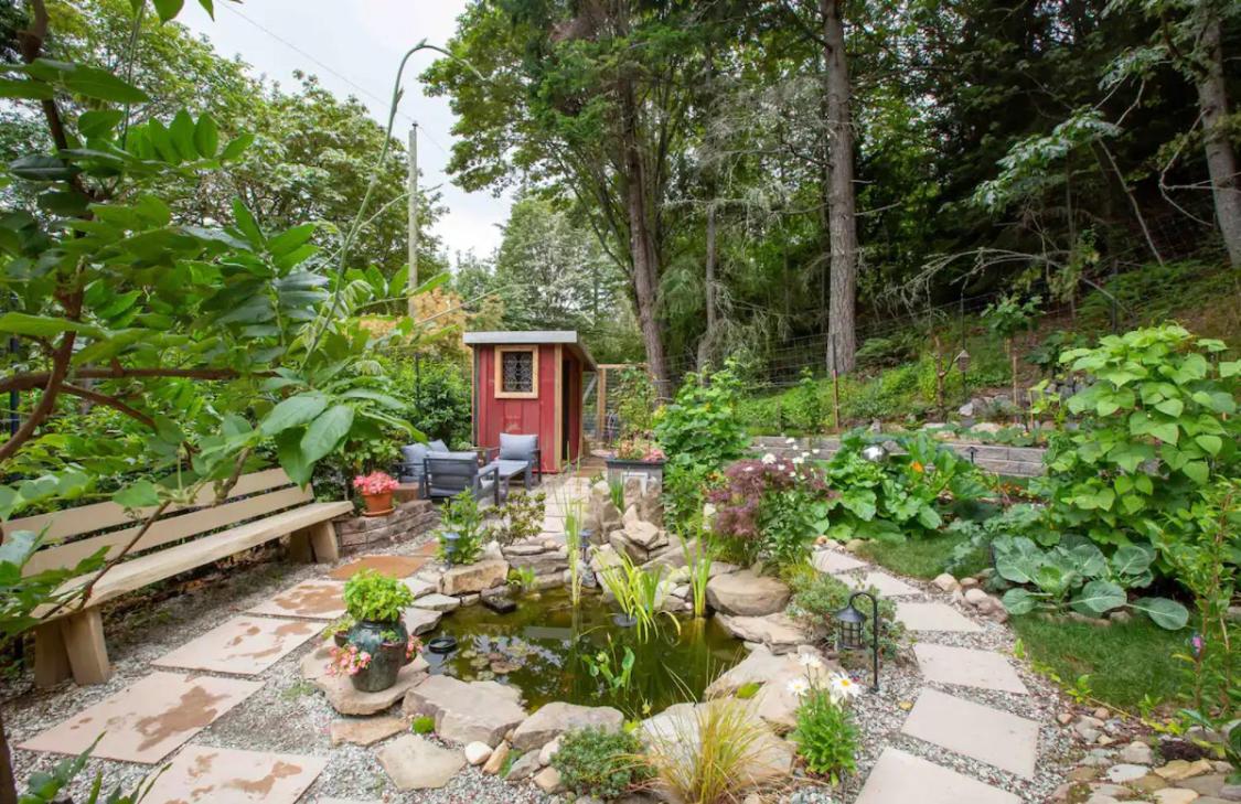 Sungate on Salt Spring - Luxurious Suite with Cedar Hot Tub & View