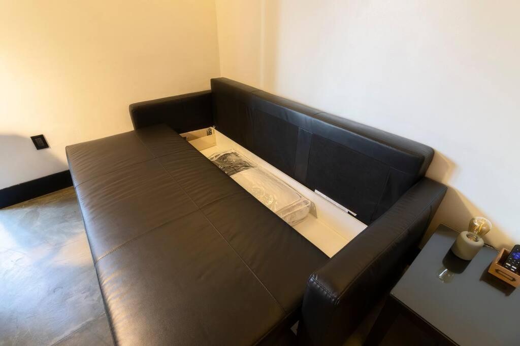 L102 New studio apt 1Bdrm 1bath AC Rooftop photo 5