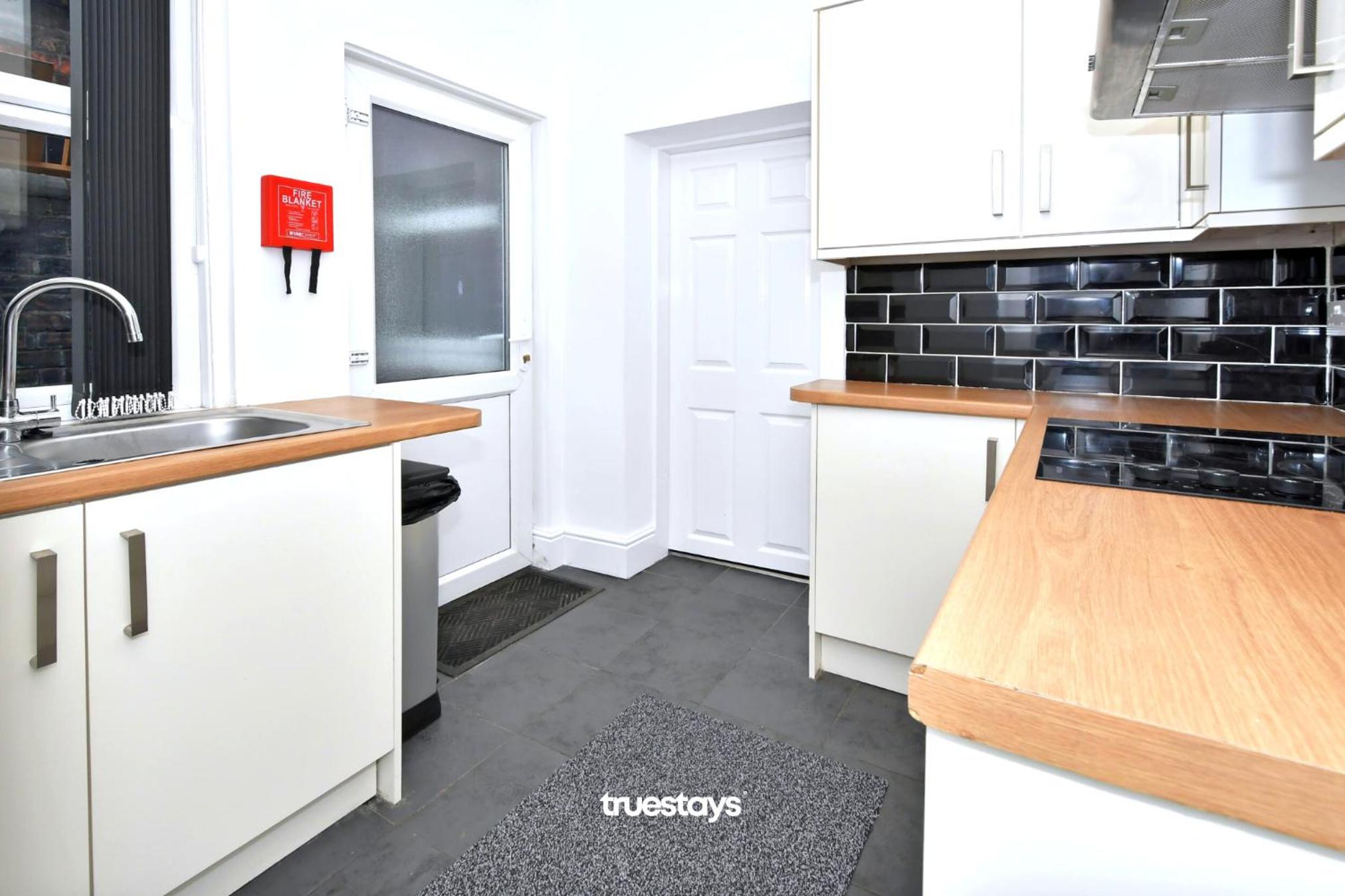 Gilman House by Truestays - 4 Bedroom House in Stoke-on-Trent view 2