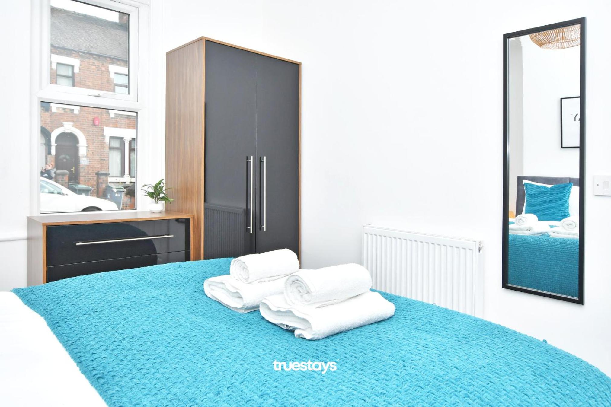 Gilman House by Truestays - 4 Bedroom House in Stoke-on-Trent view 5