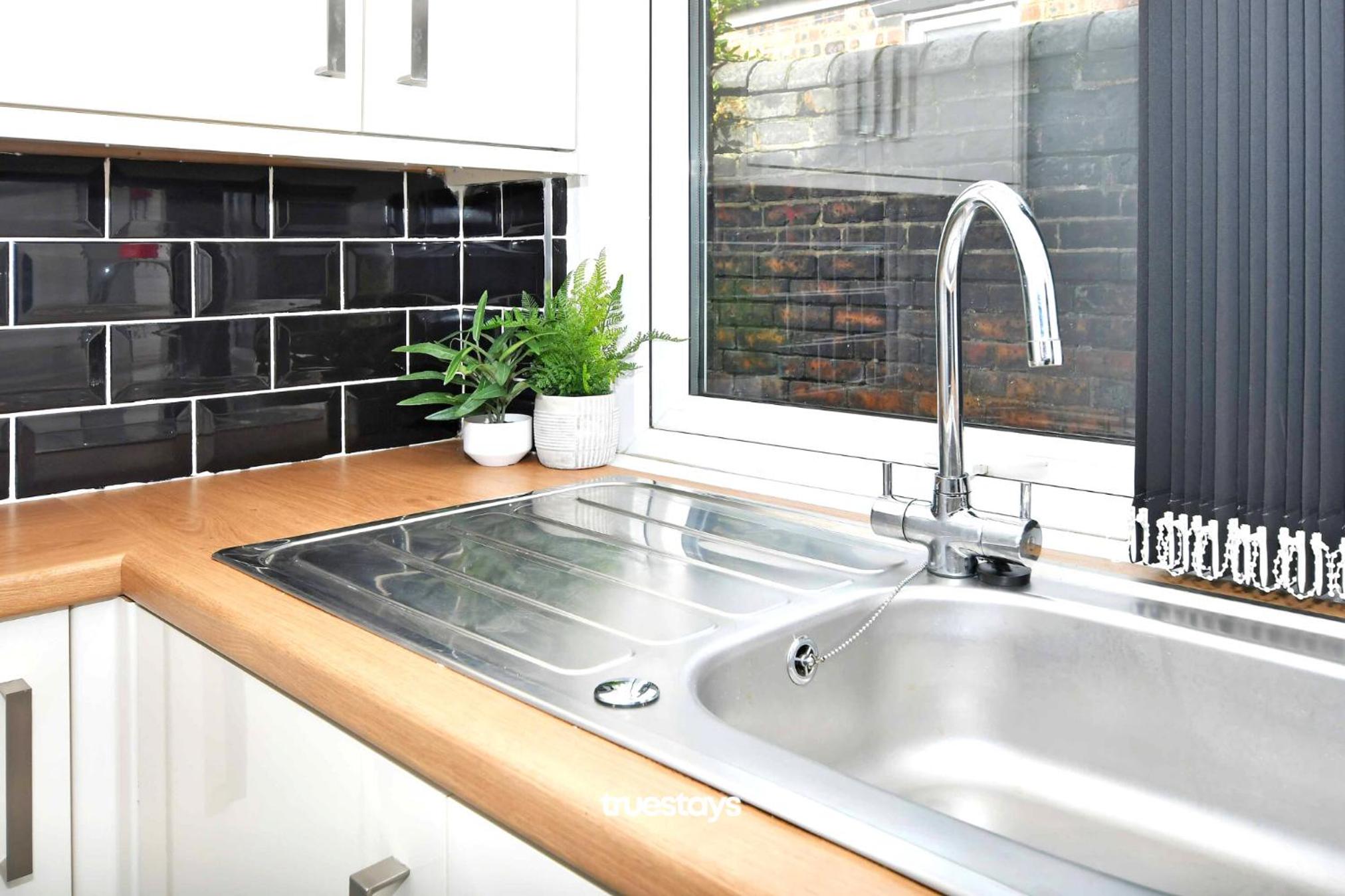 Gilman House by Truestays - 4 Bedroom House in Stoke-on-Trent view 3