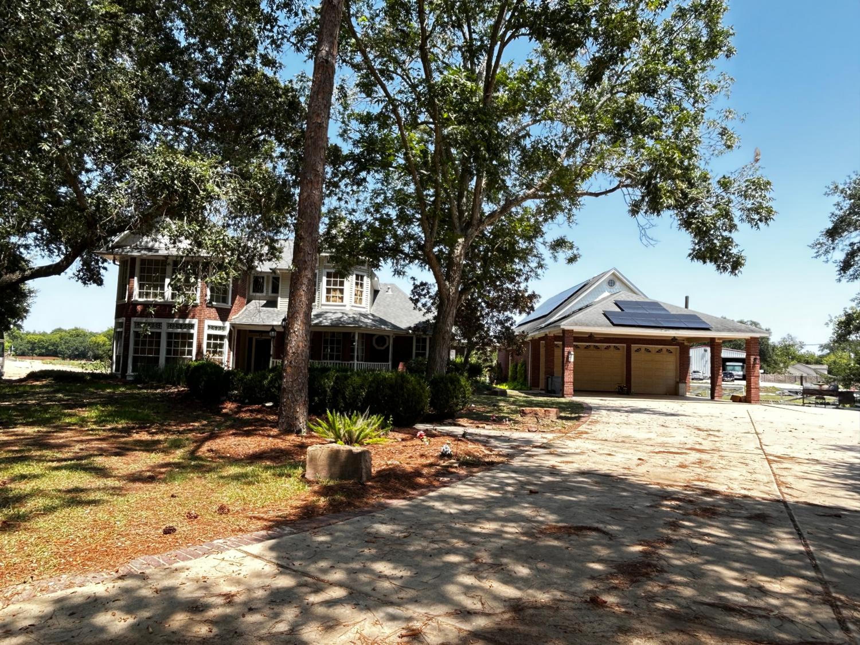 BEAUTIFUL VACATION HOME RENTAL WITH TROPICAl STYLE HEATED POOL & HOT TUB view 3