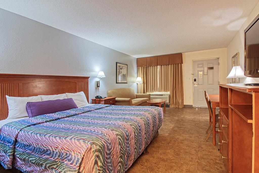Regency Inn & Suites, Photo 16