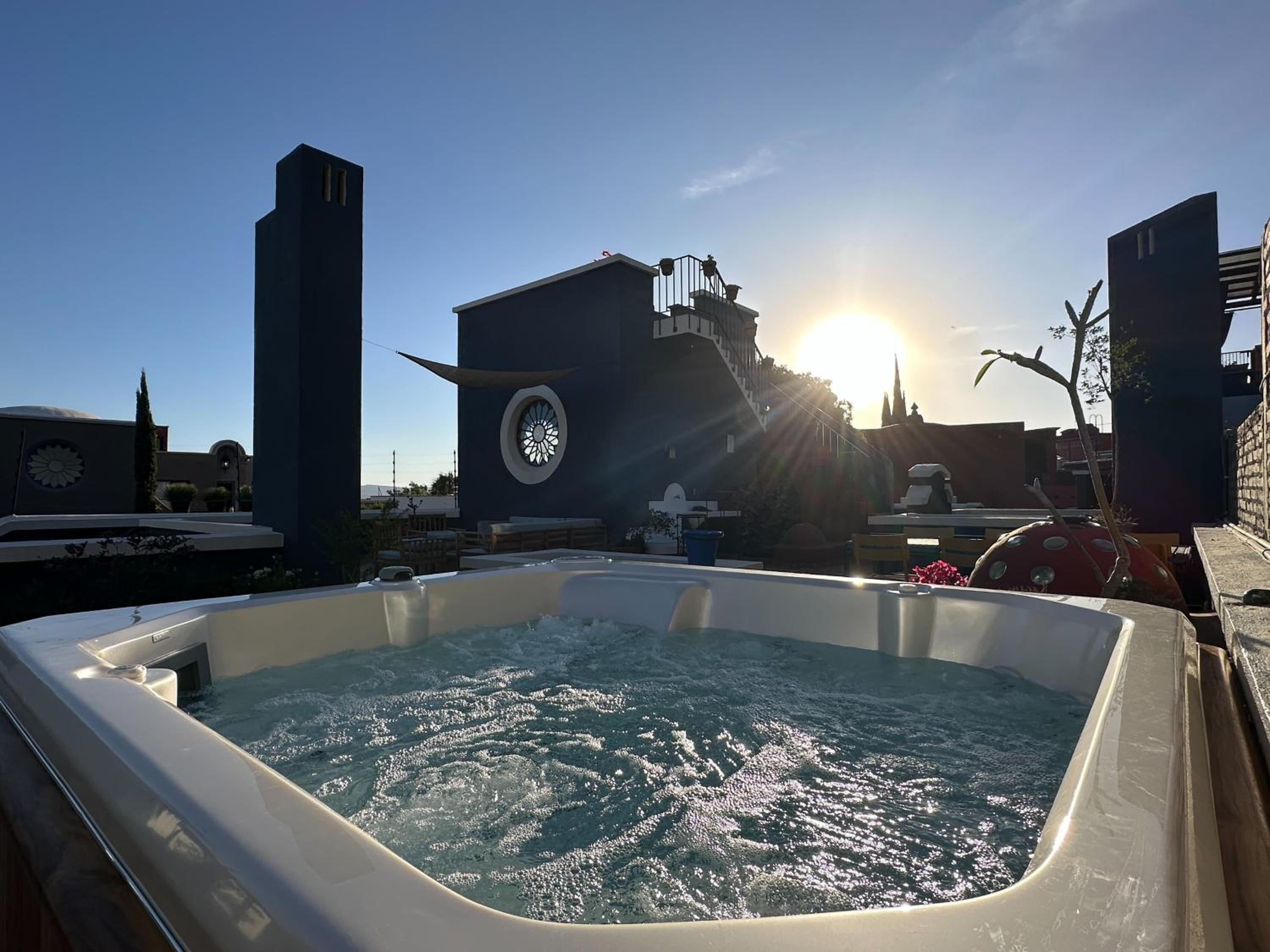 Rooftop Jacuzzi! Country-style 4 Bedroom Cottage view 3