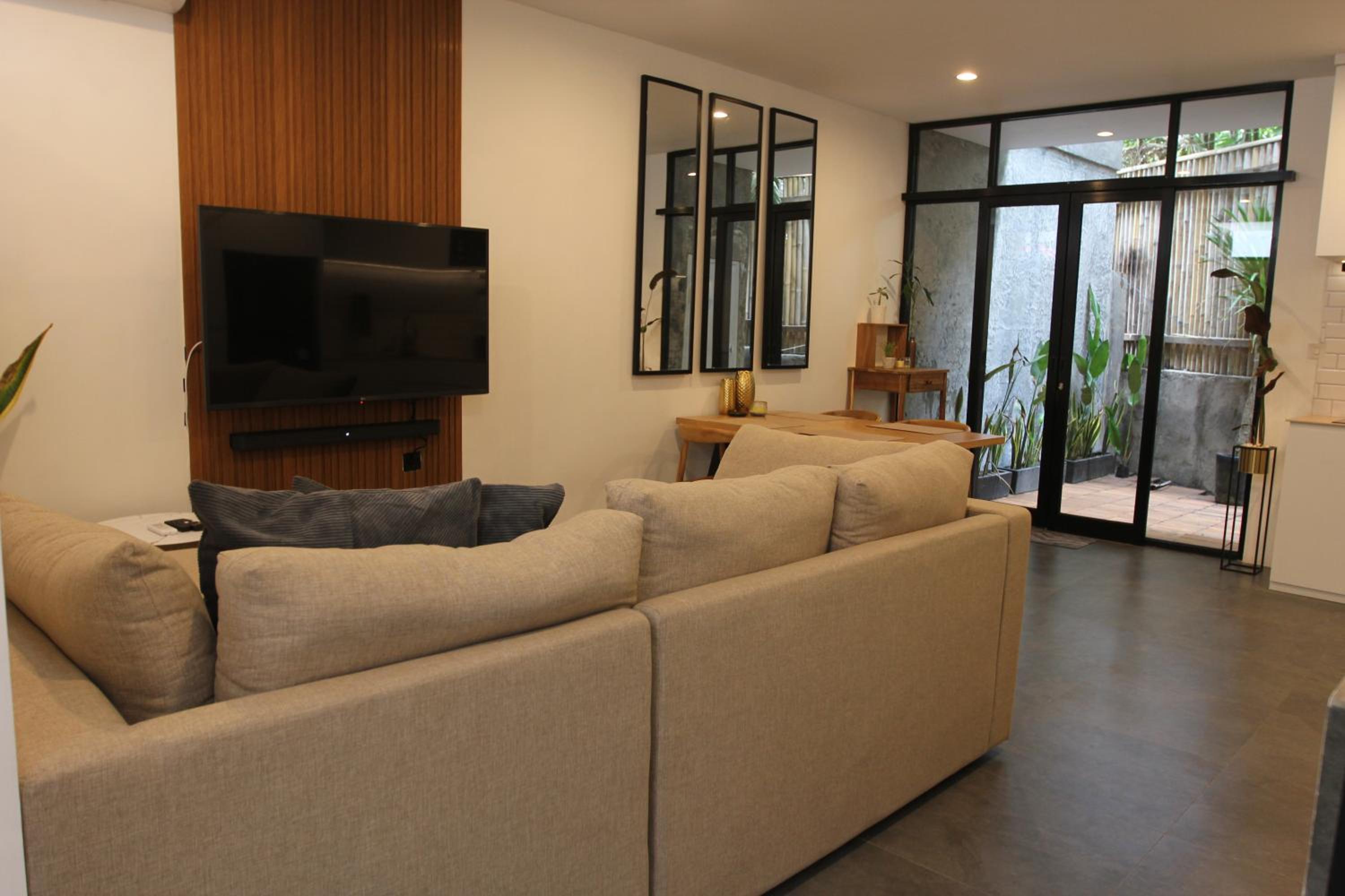 La Casa Deluxe - short escape from pererenan beach view 5