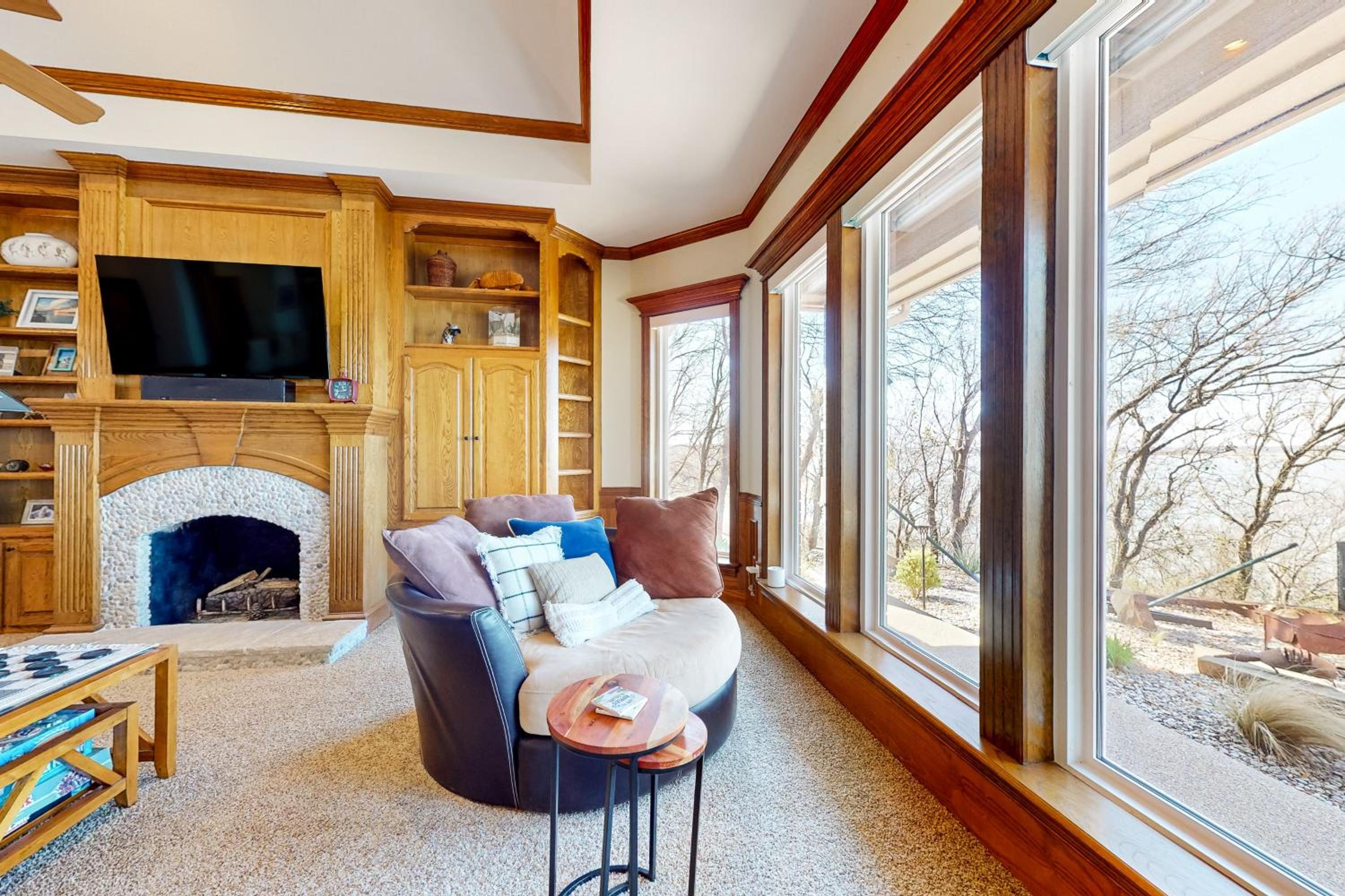 Lakefront Estate Stunning Views, Deck, Bar and Dock
