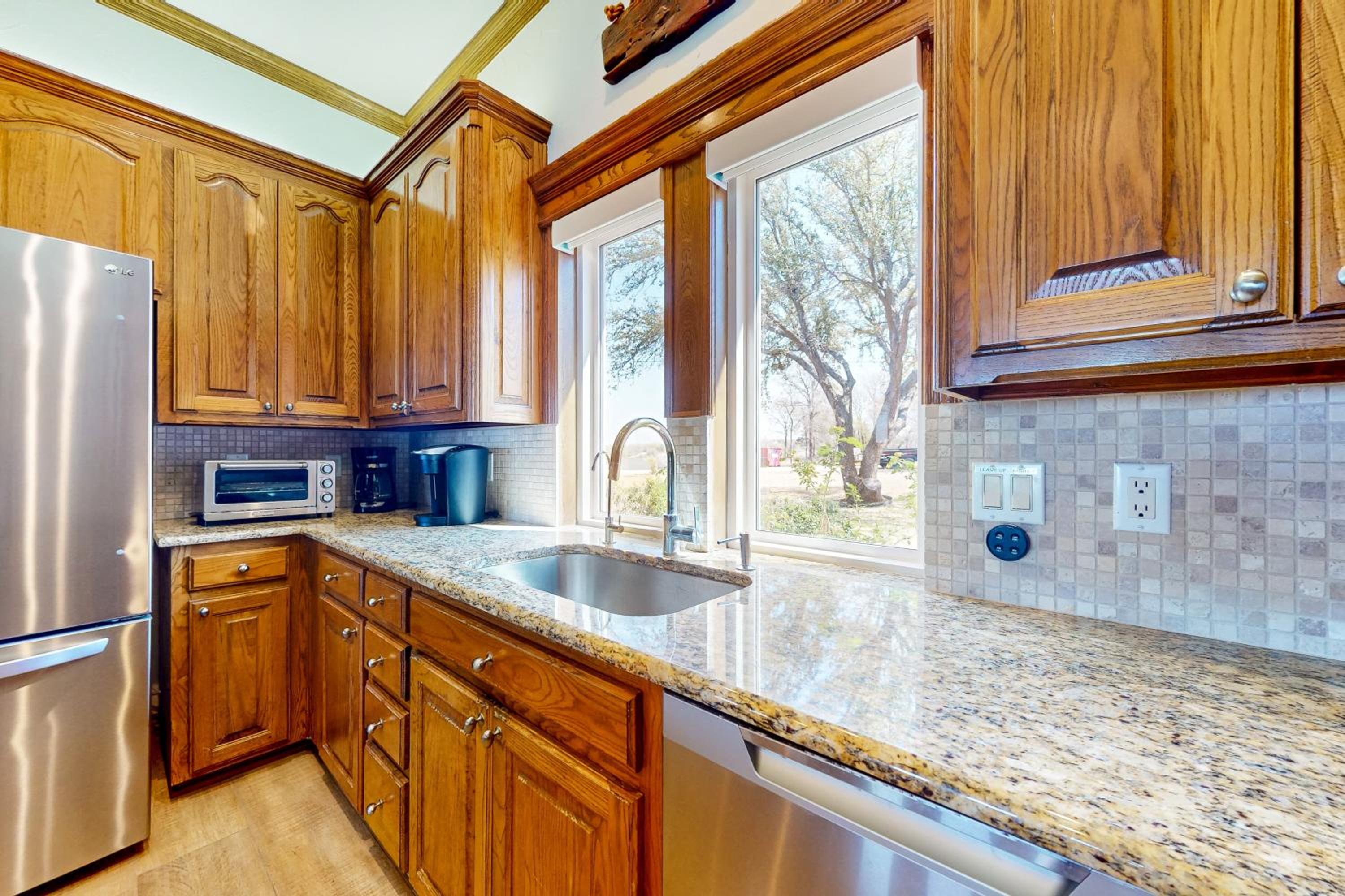 Lakefront Estate Stunning Views, Deck, Bar and Dock