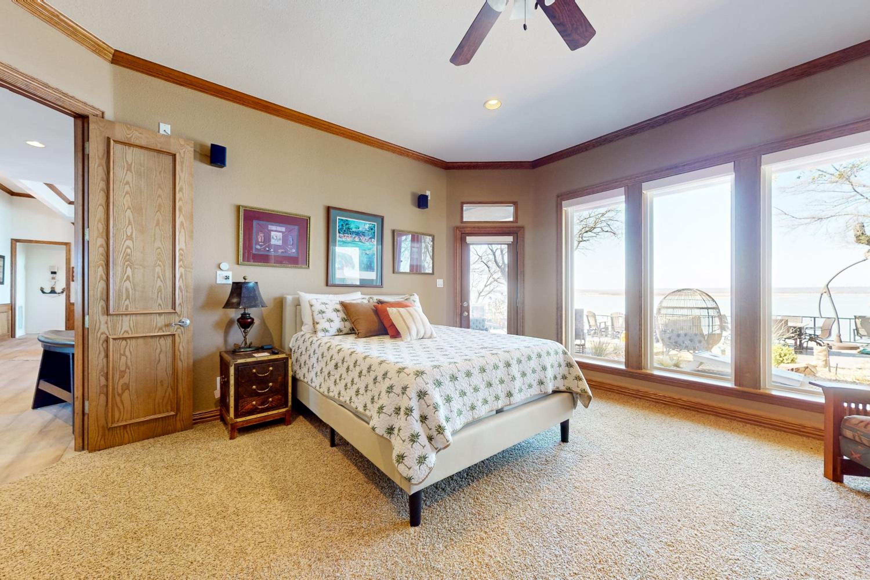 Lakefront Estate Stunning Views, Deck, Bar and Dock