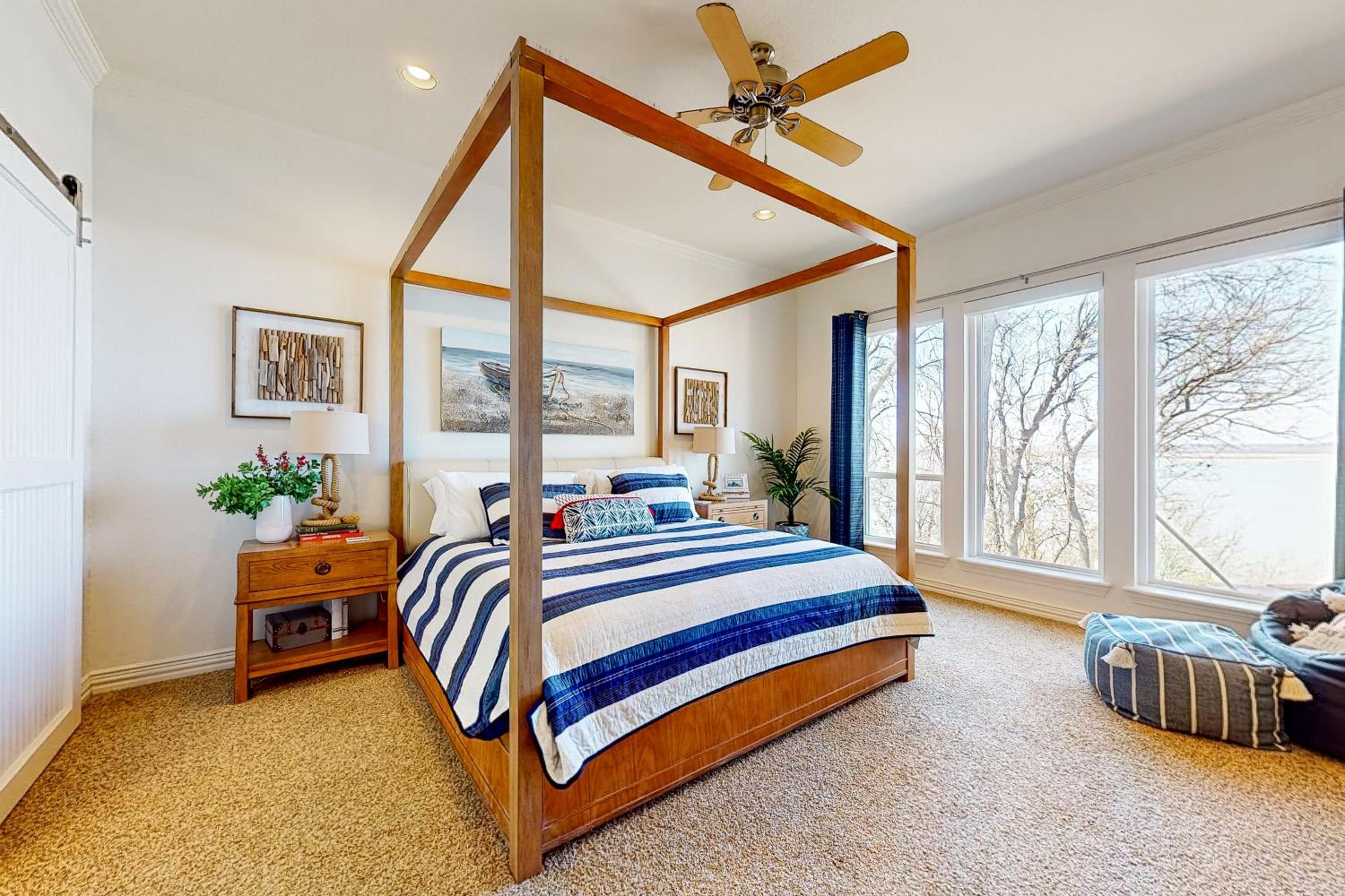 Lakefront Estate Stunning Views, Deck, Bar and Dock
