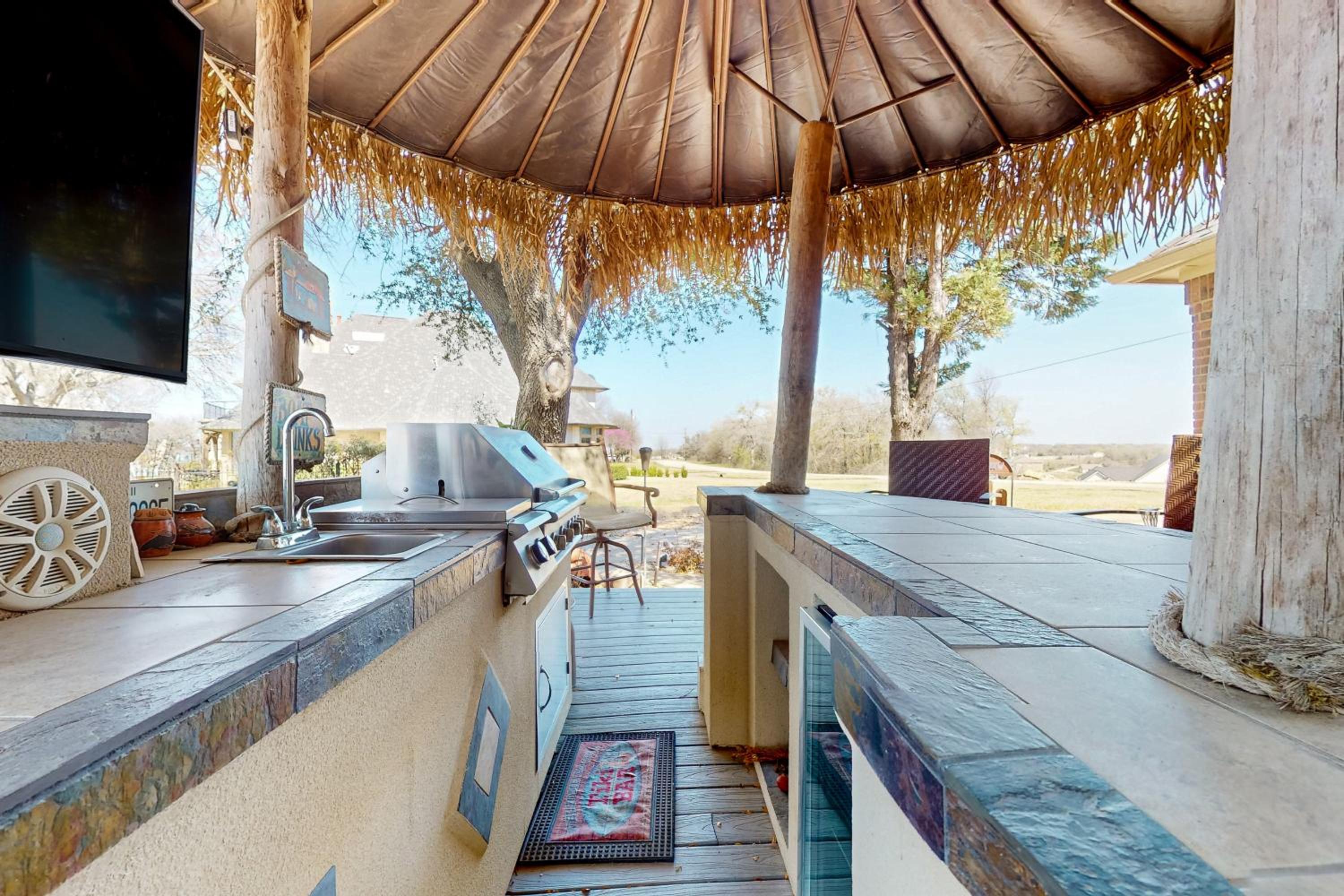 Lakefront Estate Stunning Views, Deck, Bar and Dock