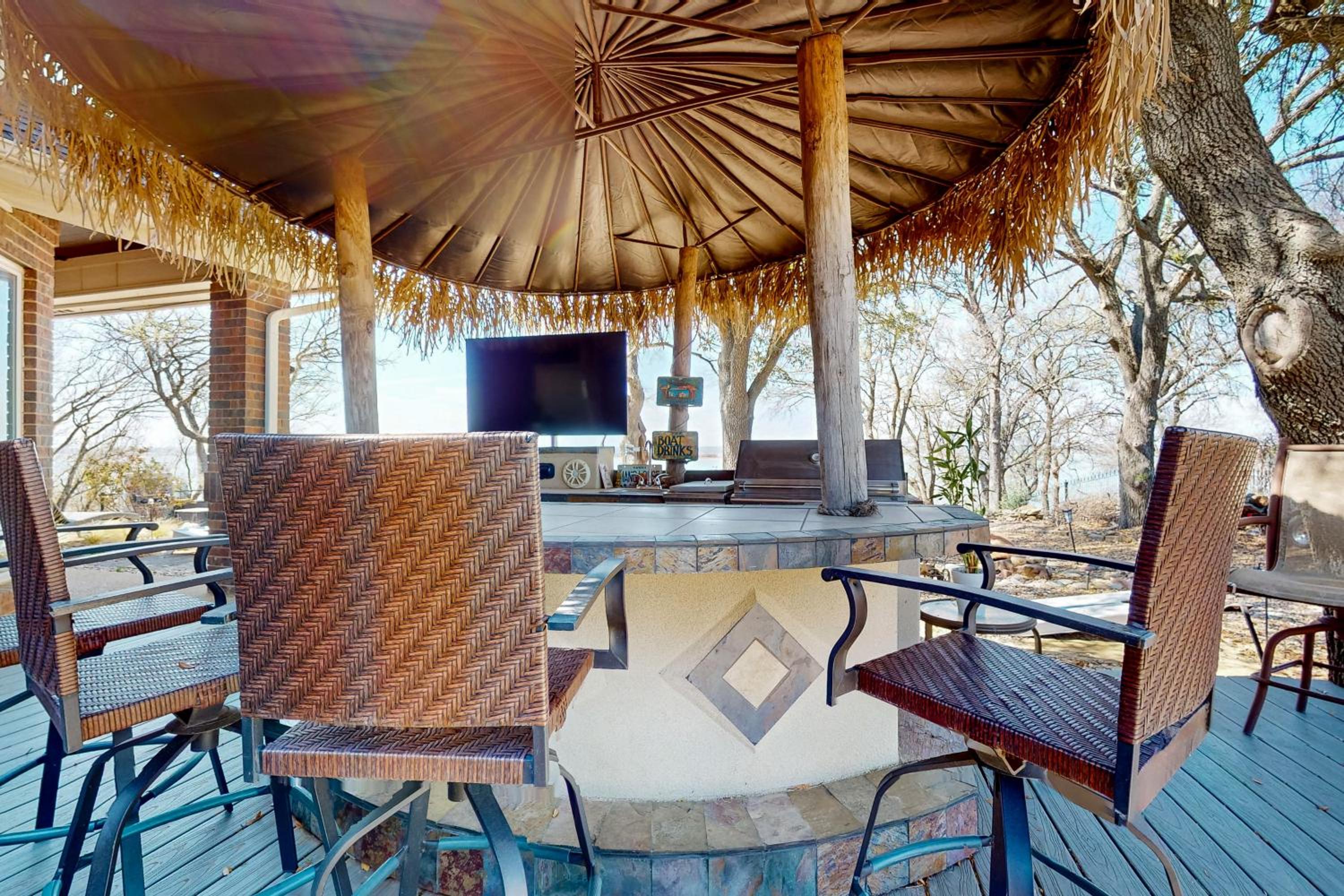 Lakefront Estate Stunning Views, Deck, Bar and Dock