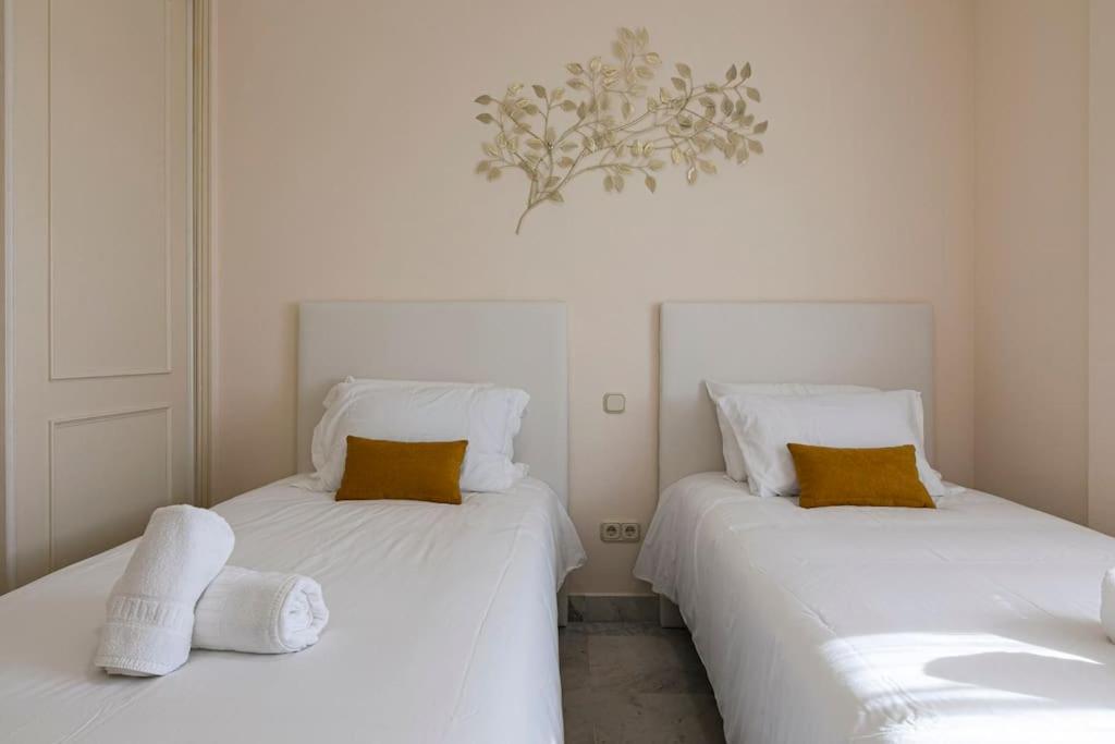MARBELLA HOME RENTALS - Marina Banus, Puerto Banus, 2BR Modern, parking & pool