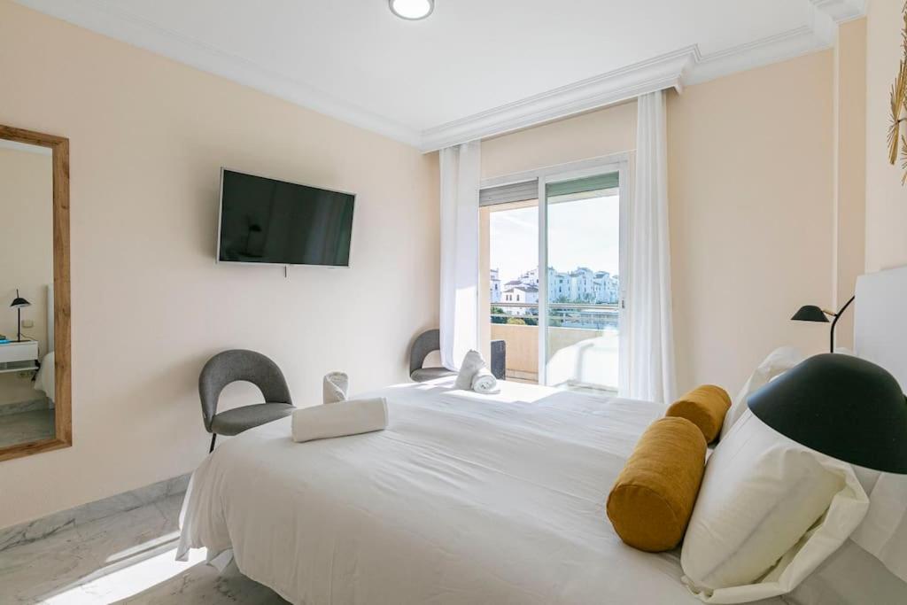 MARBELLA HOME RENTALS - Marina Banus, Puerto Banus, 2BR Modern, parking & pool